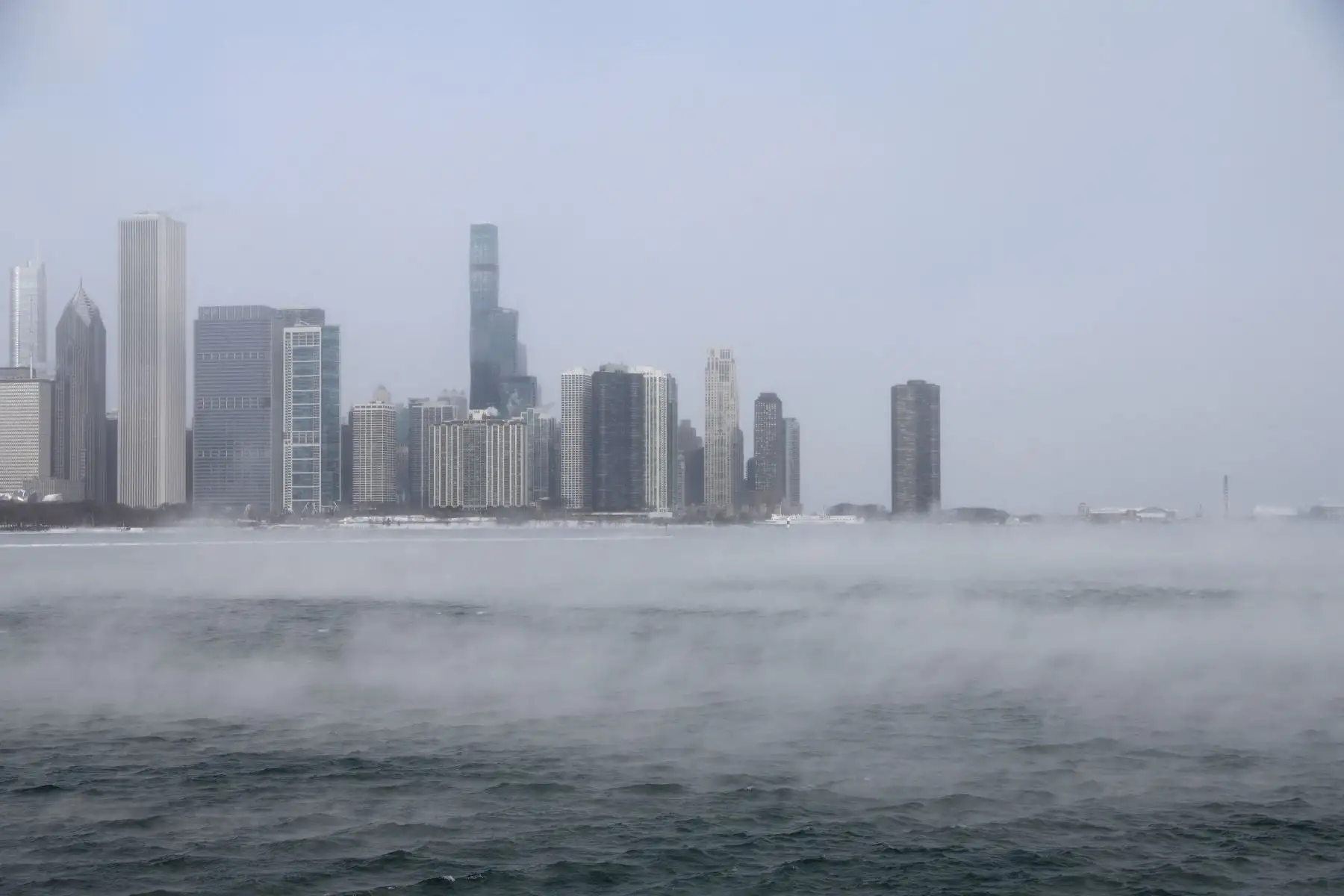 La niebla se eleva desde el lago Michigan en Chicago, donde las temperaturas alcanzaron los -6F (-21C) antes de las vacaciones de Navidad, con miles de vuelos cancelados y las principales autopistas cerradas. Foto: AFP
