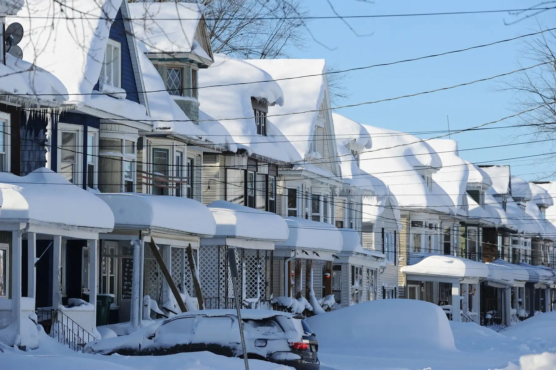 Casas cubiertas de nieve después de una intensa tormenta de nieve con efecto lago que afectó a Nueva York, la tormenta de nieve resultó en una acumulación de hasta seis pies y se le ha atribuido al menos tres muertes. Se espera que la banda de nieve se debilite durante la noche y se esperan temperaturas más suaves. Foto: AFP