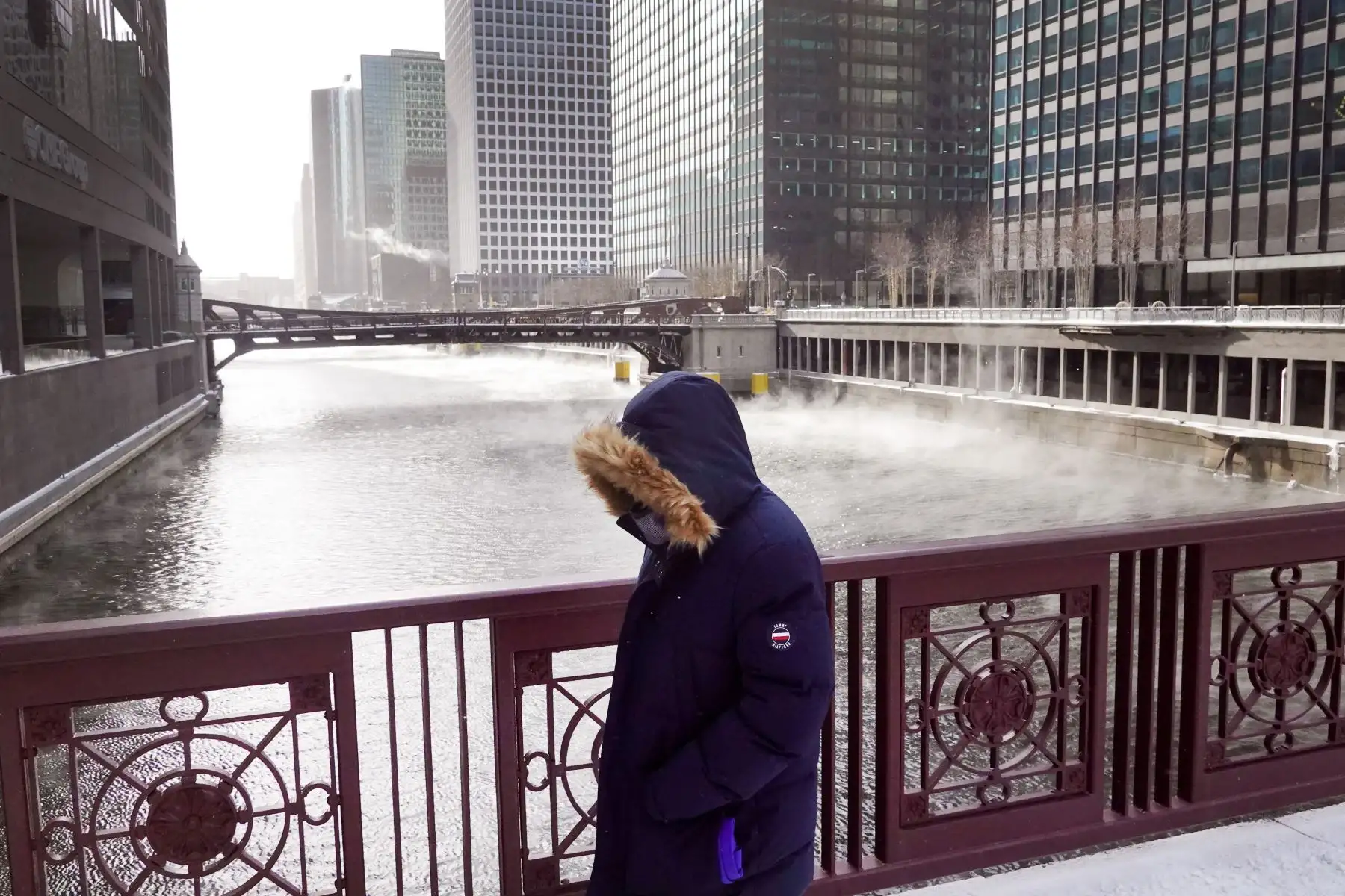 El vapor se eleva desde el río Chicago a medida que las temperaturas rondan los dígitos negativos. Se espera que las temperaturas bajo cero se apoderen de la ciudad durante los próximos días con una sensación térmica de hasta -40 grados. Foto:AFP