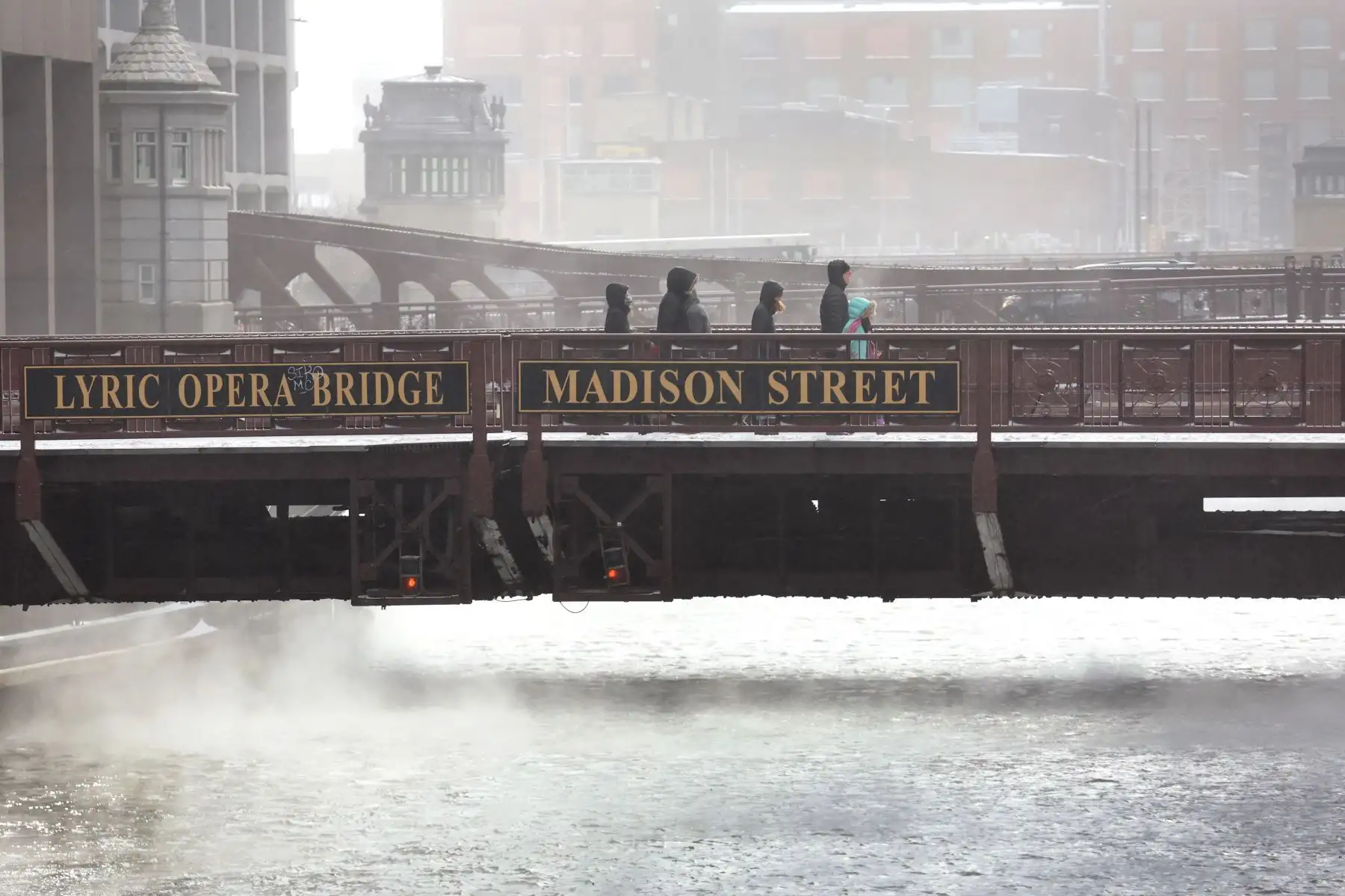 El vapor se eleva desde el río Chicago a medida que las temperaturas rondan los dígitos negativos. Se espera que las temperaturas bajo cero se apoderen de la ciudad durante los próximos días con una sensación térmica de hasta -40 grado. Foto: AFP