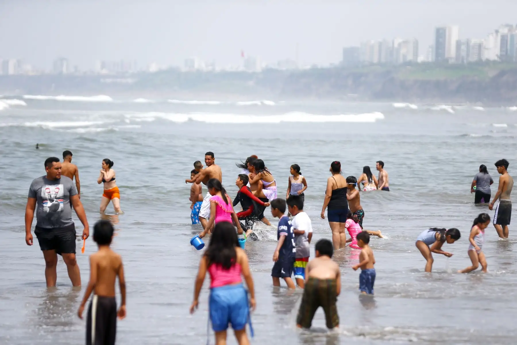 Muchas personas deciden pasar navidad refrescándose en la playa de Agua Dulce

Foto: ANDINA/Ricardo Cuba