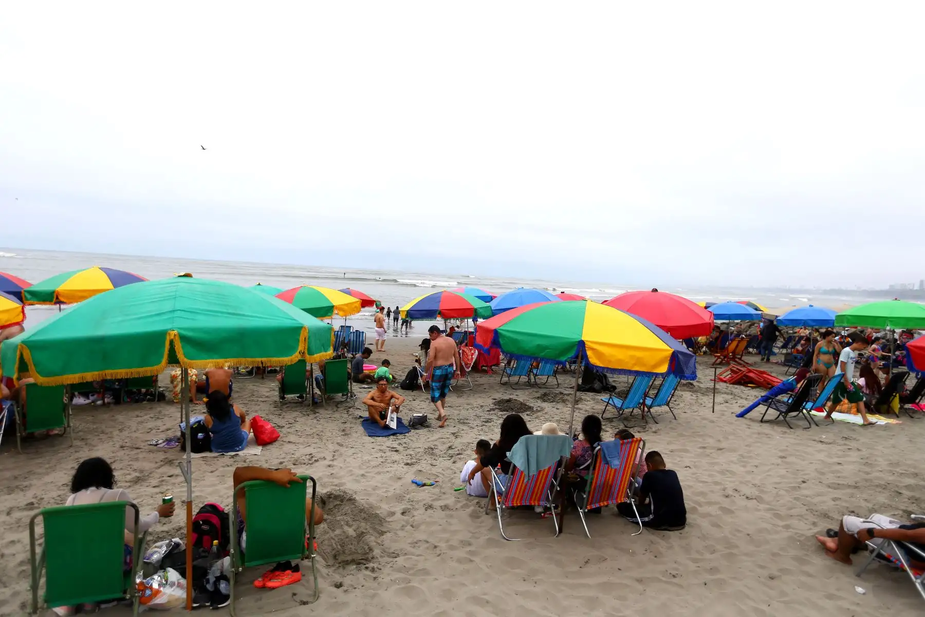 Muchas personas deciden pasar navidad refrescándose en la playa de Agua Dulce

Foto: ANDINA/Ricardo Cuba
