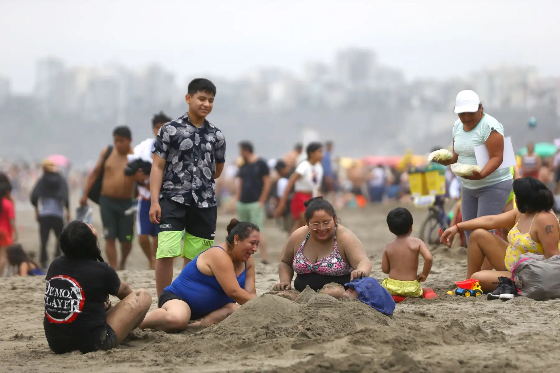 Muchas personas deciden pasar navidad refrescándose en la playa de Agua Dulce

Foto: ANDINA/Ricardo Cuba