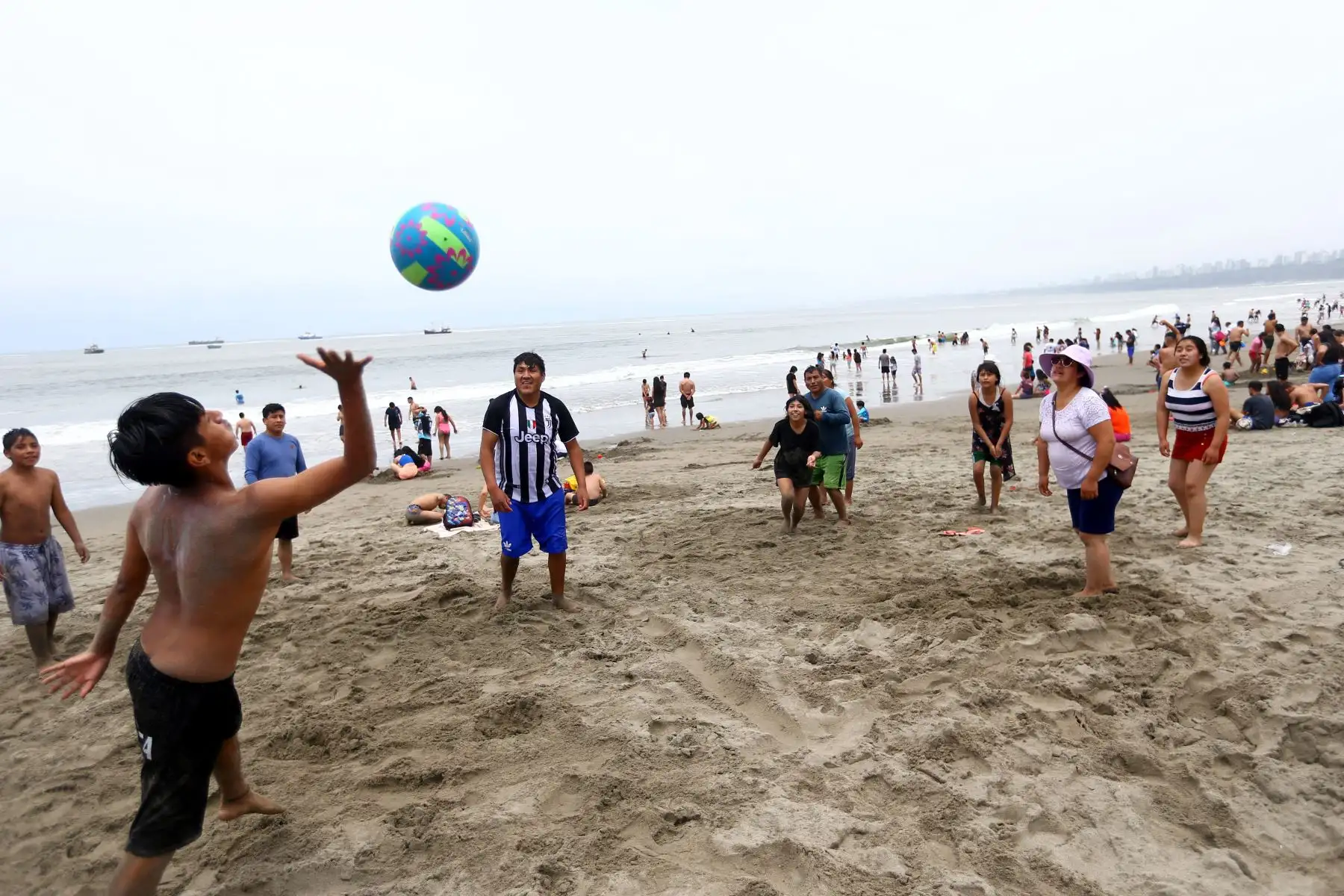Muchas personas deciden pasar navidad refrescándose en la playa de Agua Dulce

Foto: ANDINA/Ricardo Cuba