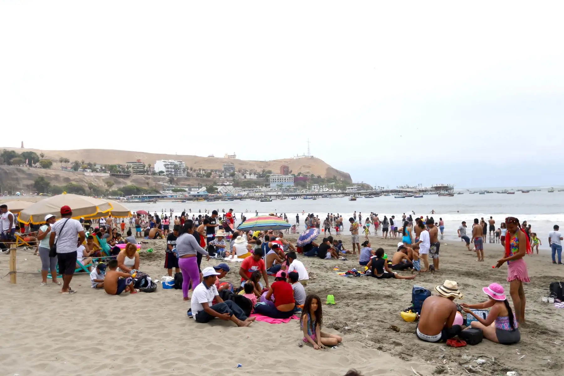 Muchas personas deciden pasar navidad refrescándose en la playa de Agua Dulce

Foto: ANDINA/Ricardo Cuba