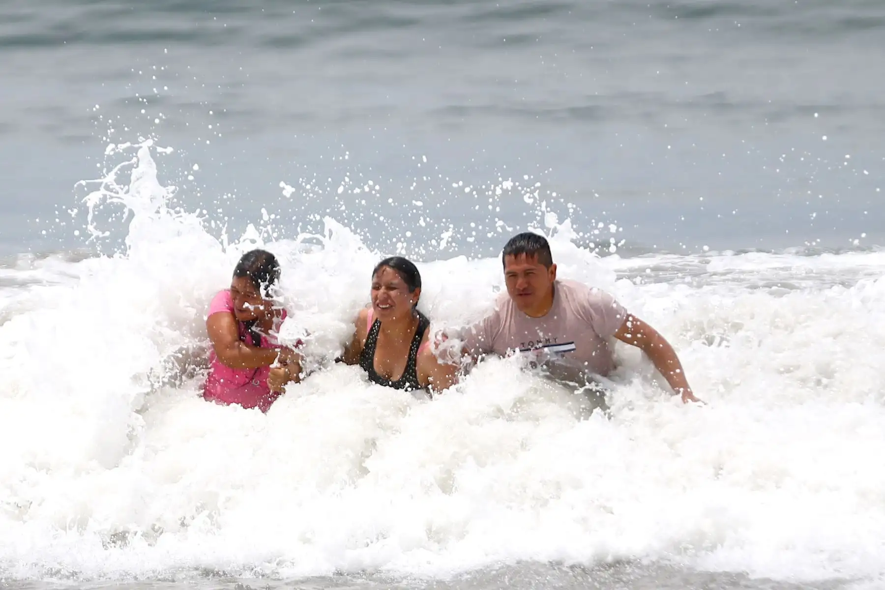 Muchas personas deciden pasar navidad refrescándose en la playa de Agua Dulce

Foto: ANDINA/Ricardo Cuba