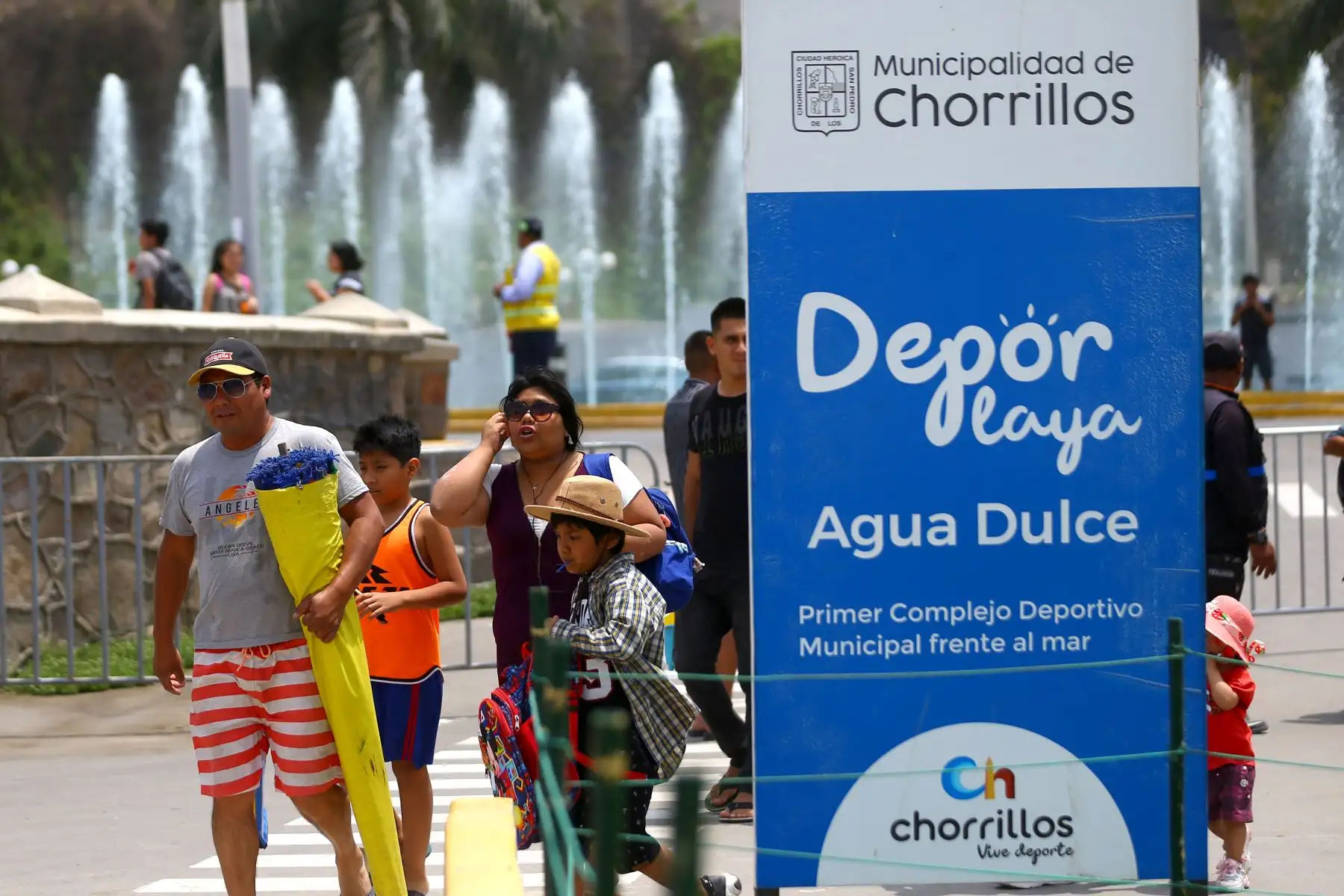 Muchas personas deciden pasar navidad refrescándose en la playa de Agua Dulce

Foto: ANDINA/Ricardo Cuba