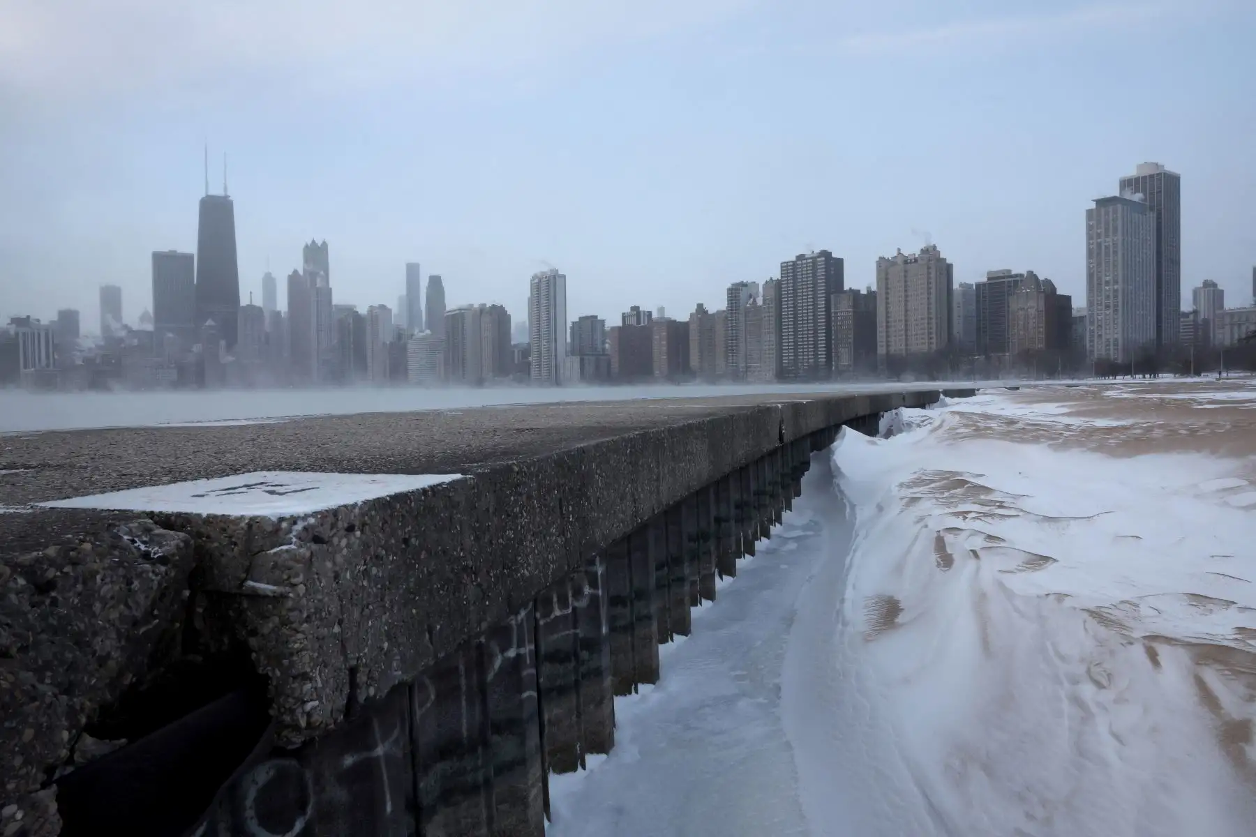 El vapor se eleva desde el río Chicago a medida que las temperaturas rondan los dígitos negativos  en Chicago, Illinois. Se espera que las temperaturas bajo cero se apoderen de la ciudad durante los próximos días con una sensación térmica de hasta -40 grados. Foto: AFP