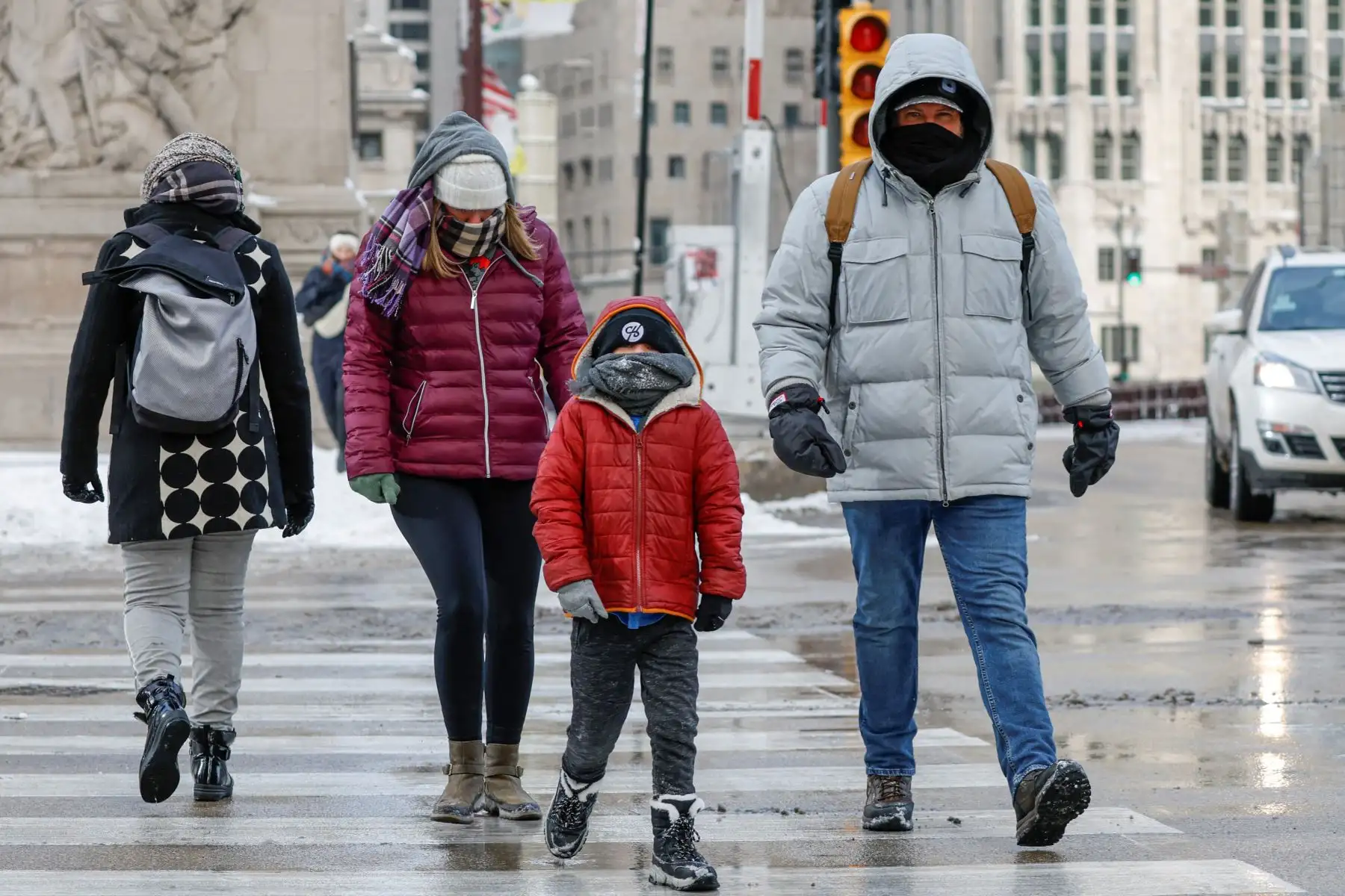 Los peatones cruzan la calle en la avenida Michigan de Chicago mientras desafían el clima helado antes de las vacaciones de Navidad. Una histórica y brutal tormenta invernal puso a unos 240 millones de estadounidenses bajo advertencias climáticas, con miles de vuelos cancelados y las principales carreteras cerradas. Foto: AFP