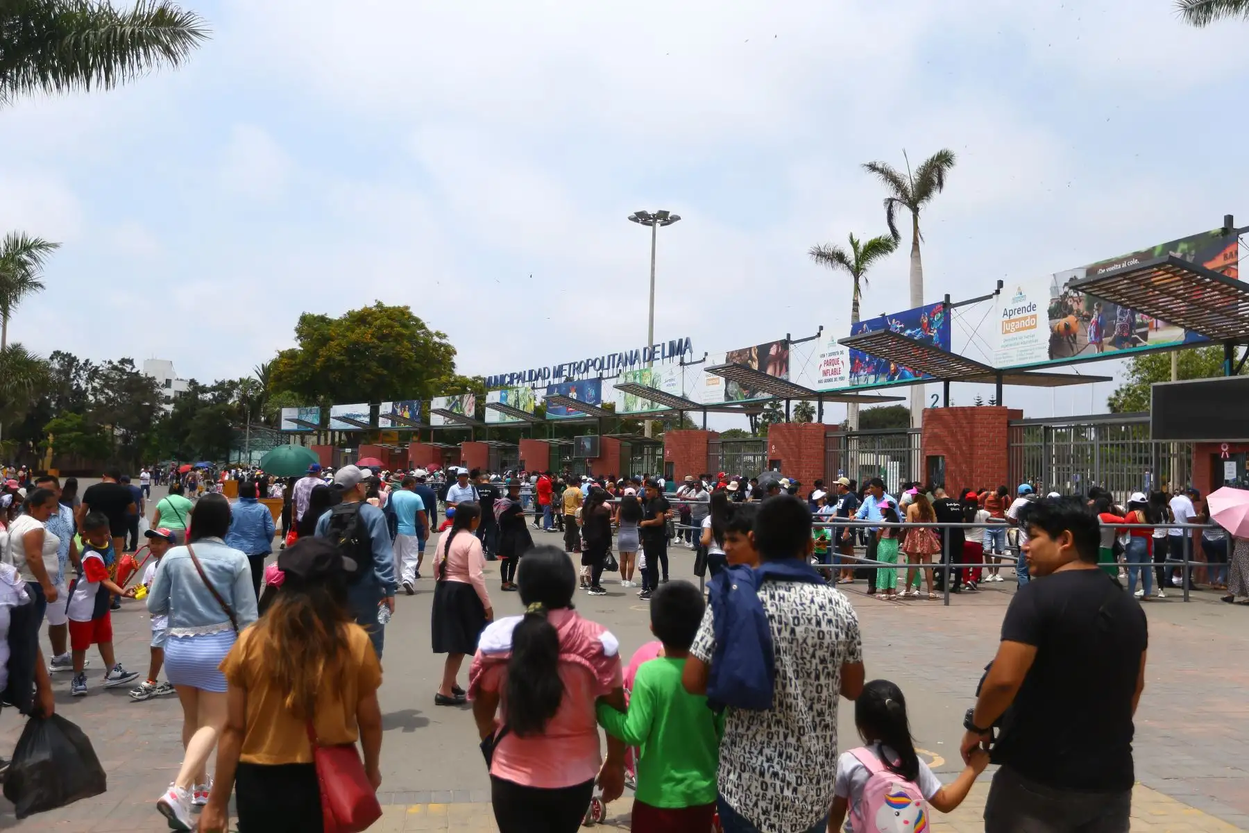 Familias enteras aprovechan el feriado por navidad para visitar el Parque de las Leyendas Foto: ANDINA/Ricardo Cuba