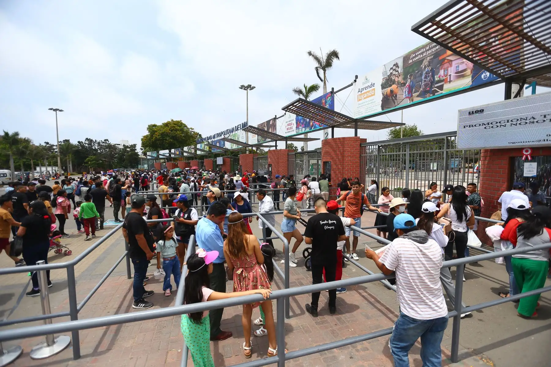 Familias enteras aprovechan el feriado por navidad para visitar el Parque de las Leyendas Foto: ANDINA/Ricardo Cuba