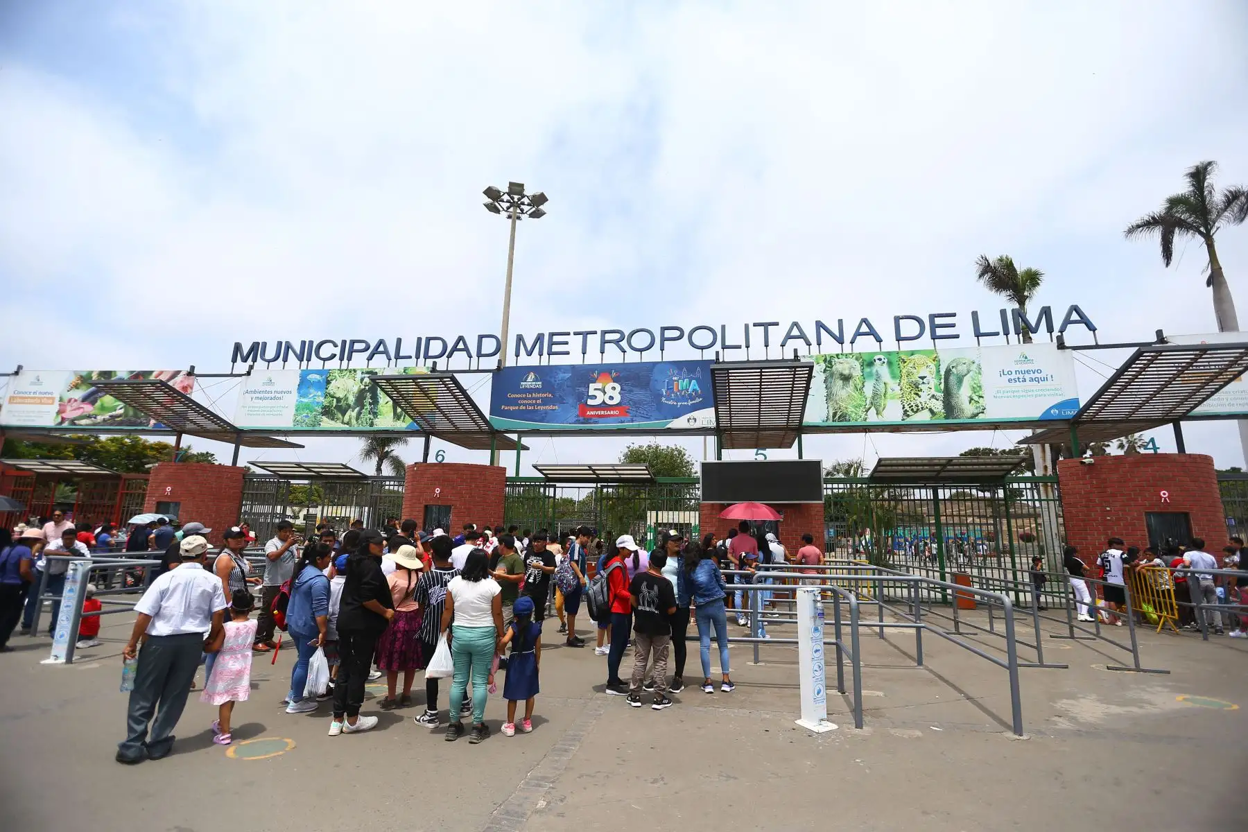 Familias enteras aprovechan el feriado por navidad para visitar el Parque de las Leyendas Foto: ANDINA/Ricardo Cuba