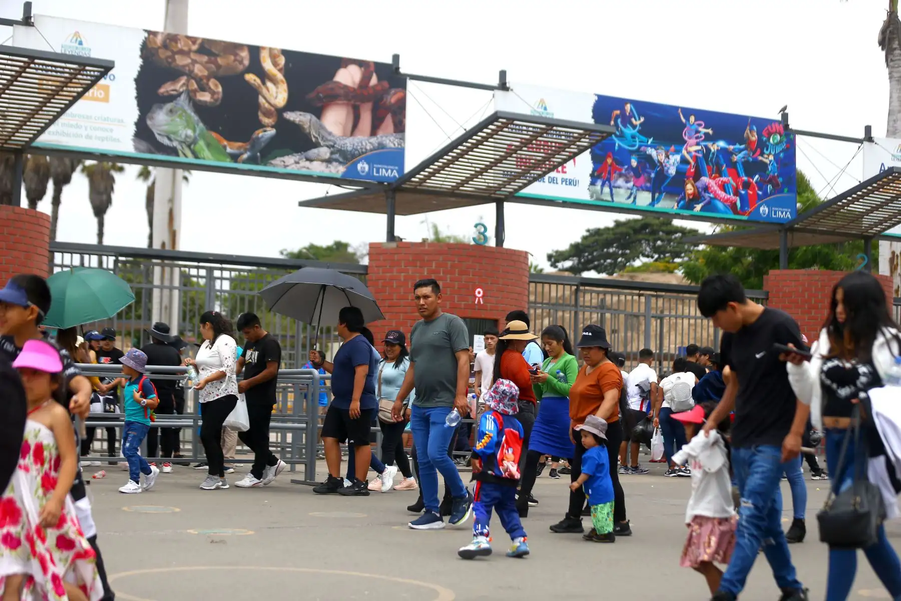 Familias enteras aprovechan el feriado por navidad para visitar el Parque de las Leyendas Foto: ANDINA/Ricardo Cuba