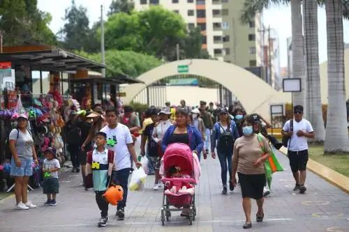 Familias enteras aprovechan el feriado por navidad para visitar el Parque de las Leyendas Foto: ANDINA/Ricardo Cuba