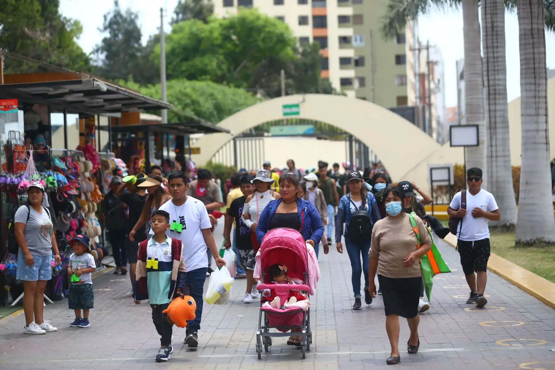 Familias enteras aprovechan el feriado por navidad para visitar el Parque de las Leyendas Foto: ANDINA/Ricardo Cuba