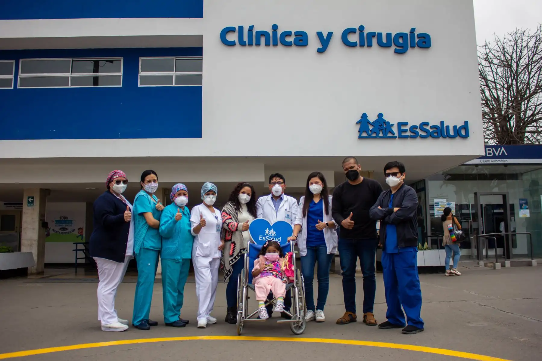 Especialistas del Seguro Social de Salud (EsSalud) intervinieron con éxito a Samira, una niña de tres años, quien necesitaba con urgencia un trasplante de hígado a consecuencia de una falla hepática aguda. La menor salvó su vida gracias a que su padre, quien le donó parte de su hígado. 
Foto: ANDINA/Essalud