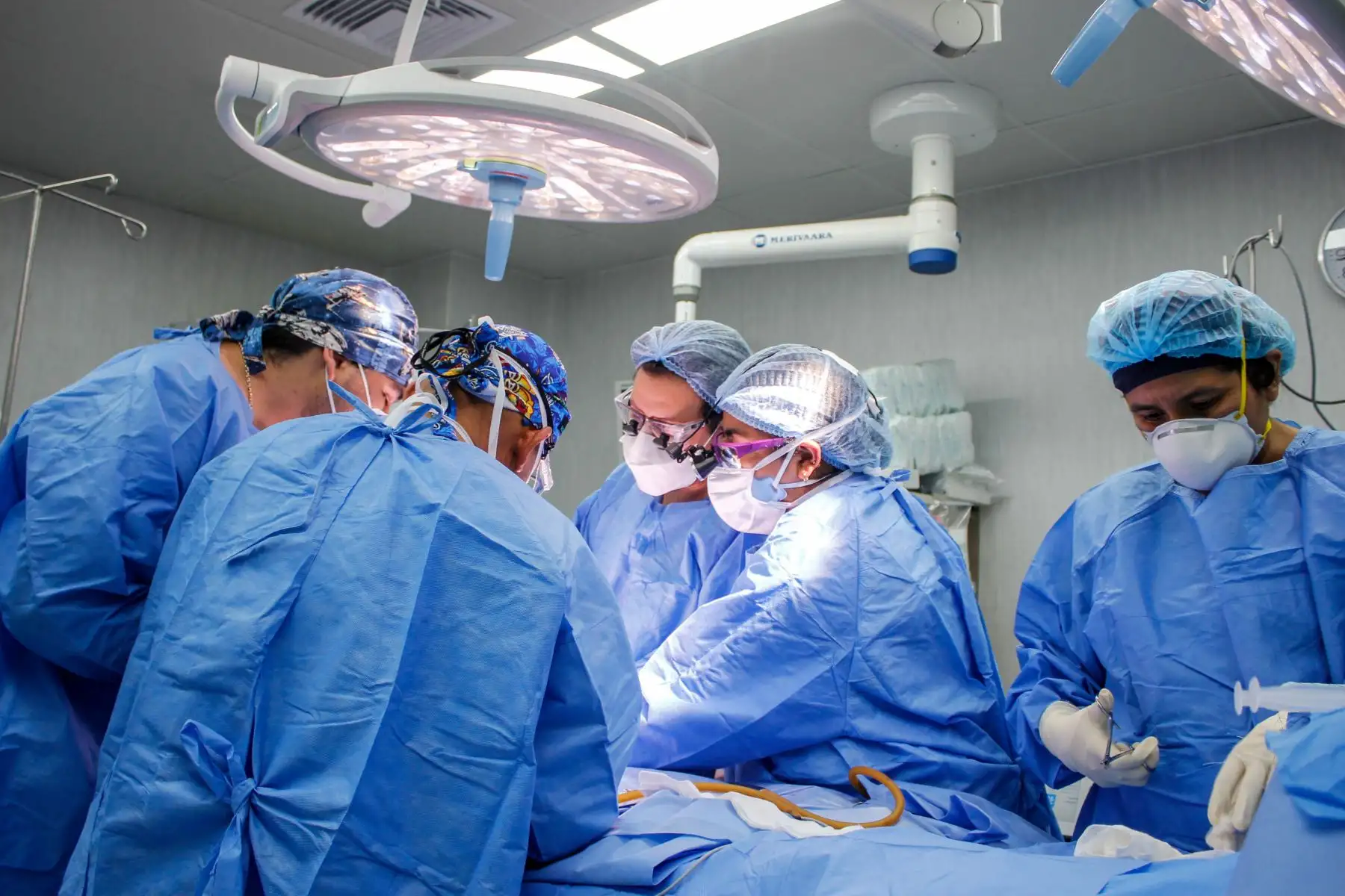La compleja operación duró aproximadamente 17 horas y estuvo a cargo de un equipo multidisciplinario de 50 profesionales, tales como cirujanos pediatras, anestesiólogos, hepatólogos, gastroenterólogos, intensivistas, instrumentistas con experiencia en trasplantes de órganos sólidos, técnicos, banco de órganos, tecnólogos médicos, entre otros.
Foto: ANDINA/Essalud