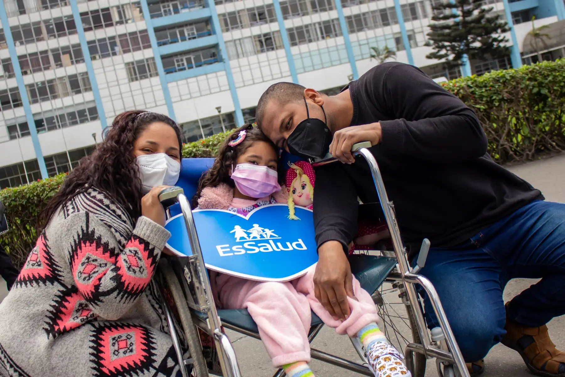 Gracias a un nuevo hígado donado por su padre, la niña se encuentra perfectamente y goza de una salud excelente, por lo que fue dada de alta recibiendo los aplausos de los médicos que la atendieron y del personal asistencial que estuvo a su cargo.
Foto: ANDINA/Essalud