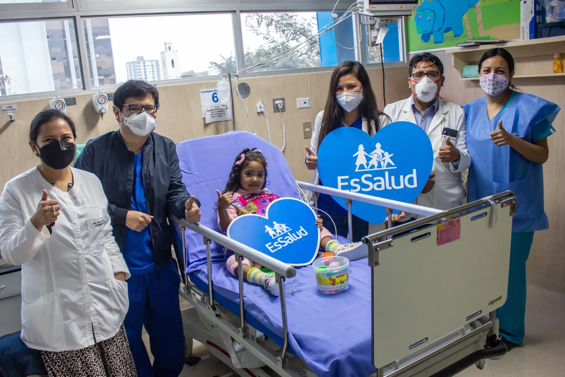 Gracias a un nuevo hígado donado por su padre, la niña se encuentra perfectamente y goza de una salud excelente, por lo que fue dada de alta recibiendo los aplausos de los médicos que la atendieron y del personal asistencial que estuvo a su cargo.
Foto: ANDINA/Essalud