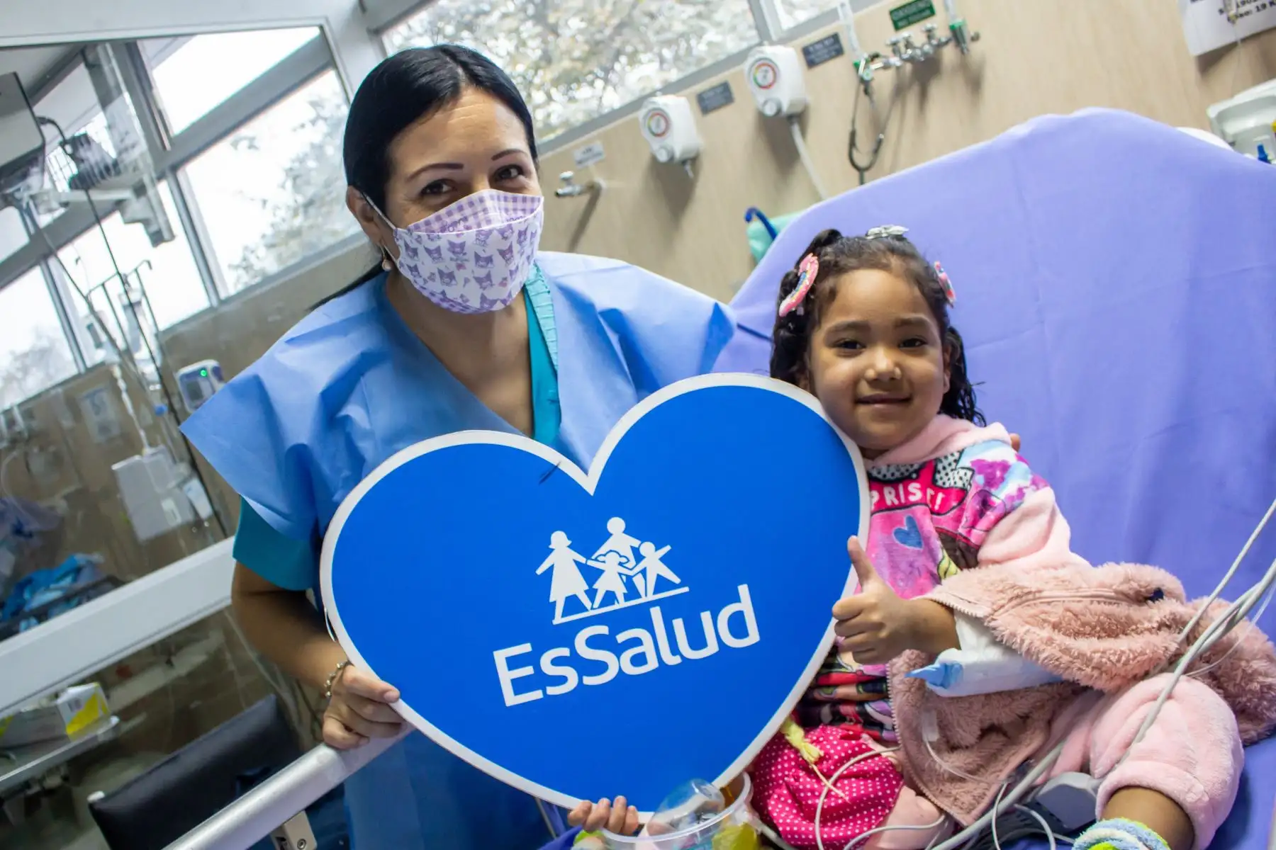 Especialistas del Seguro Social de Salud (EsSalud) intervinieron con éxito a Samira, una niña de tres años, quien necesitaba con urgencia un trasplante de hígado a consecuencia de una falla hepática aguda. La menor salvó su vida gracias a que su padre, quien le donó parte de su hígado. 
Foto: ANDINA/Essalud