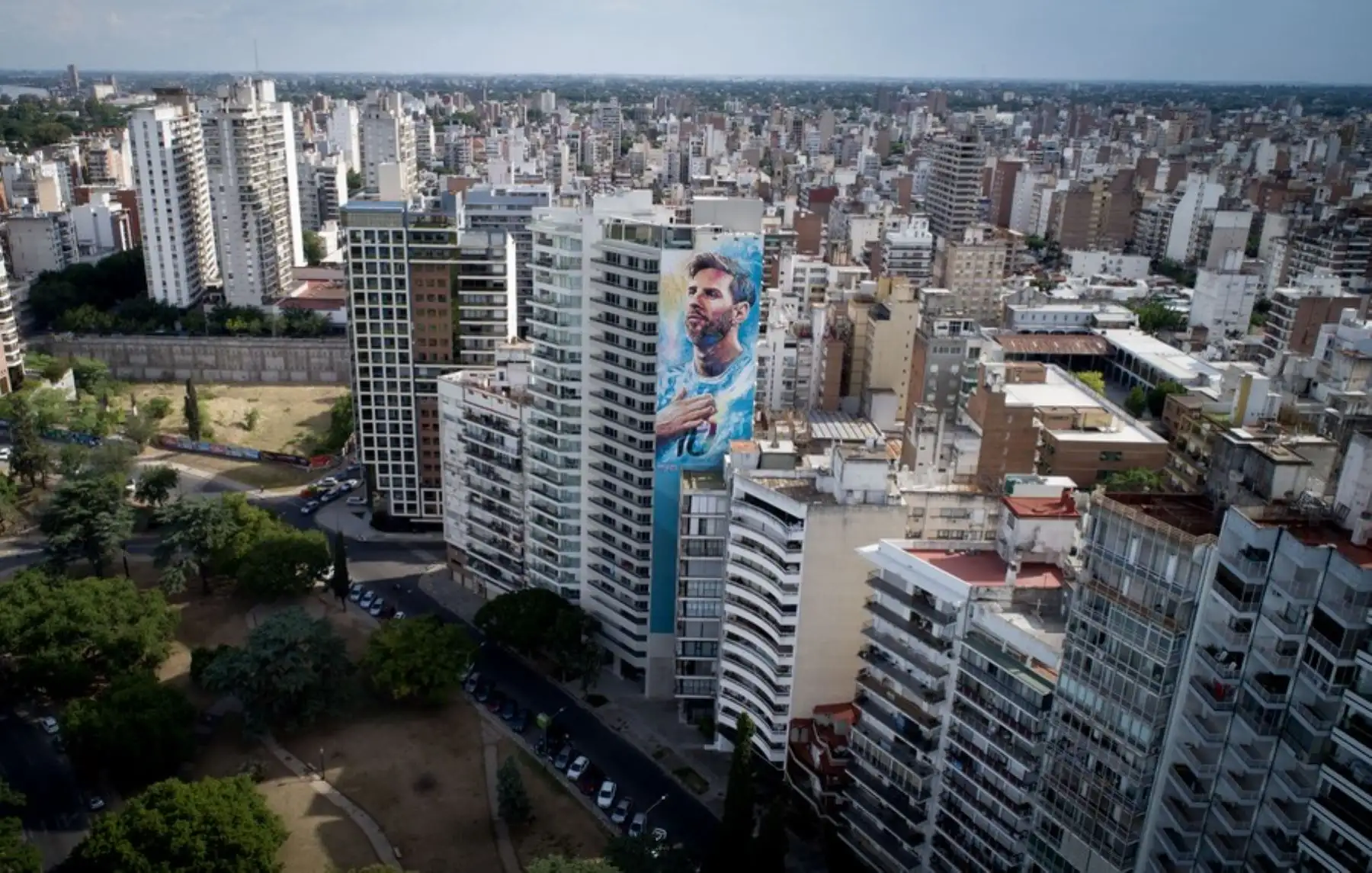 Mural en homenaje a Lionel Messi realizado por los muralistas argentinos Marlene Zuriaga y Lisandro Urteaga, en la ciudad de Rosario, Argentina. 
Foto: Xinhua