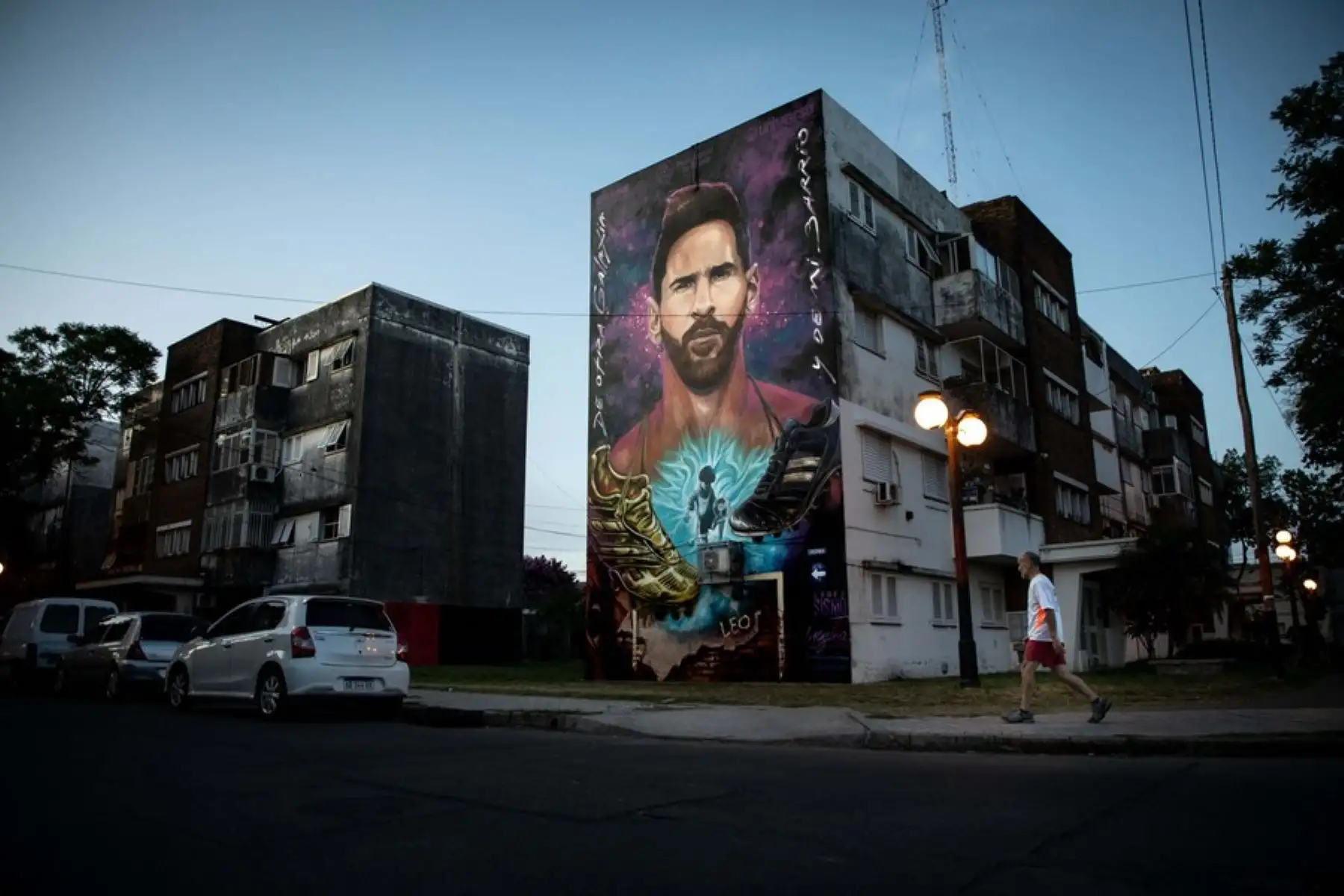 Mural en homenaje a Lionel Messi realizado por los muralistas argentinos Marlene Zuriaga y Lisandro Urteaga, en la ciudad de Rosario, Argentina. 
Foto: Xinhua
