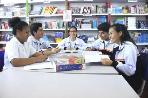 Los estudiantes del Coar logran ser usuarios independientes del inglés como una forma de conocimiento que contribuye a obtener información de diversas fuentes internacionales y así comunicar sus hallazgos y puntos de vista al mundo. Foto: ANDINA/difusión.