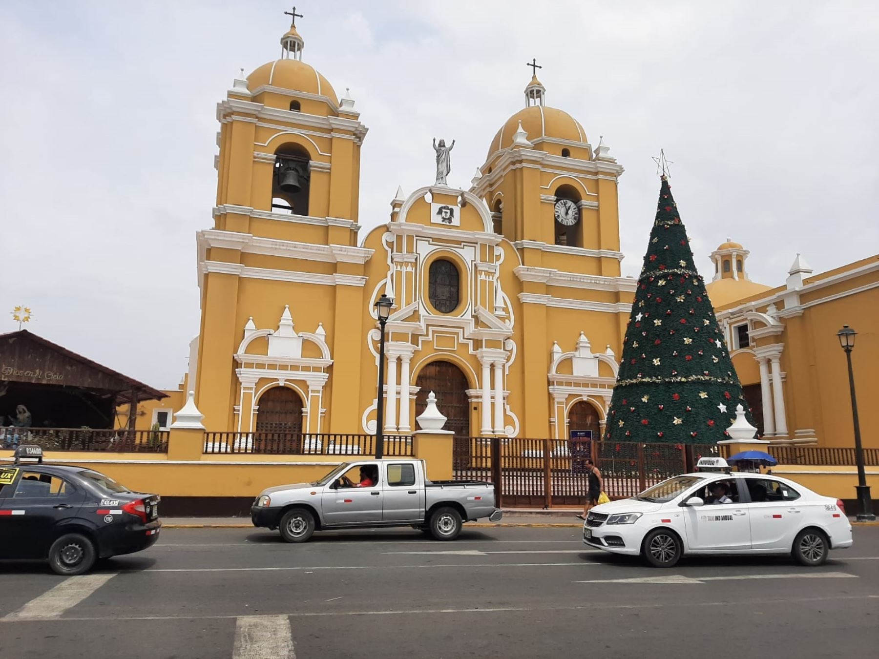 Desconocidos realizaron pintas en la fachada de la catedral de Trujillo y una casona, que forman parte del patrimonio monumental del centro histórico de Trujillo; además de un colegio. Foto: Luis Puell