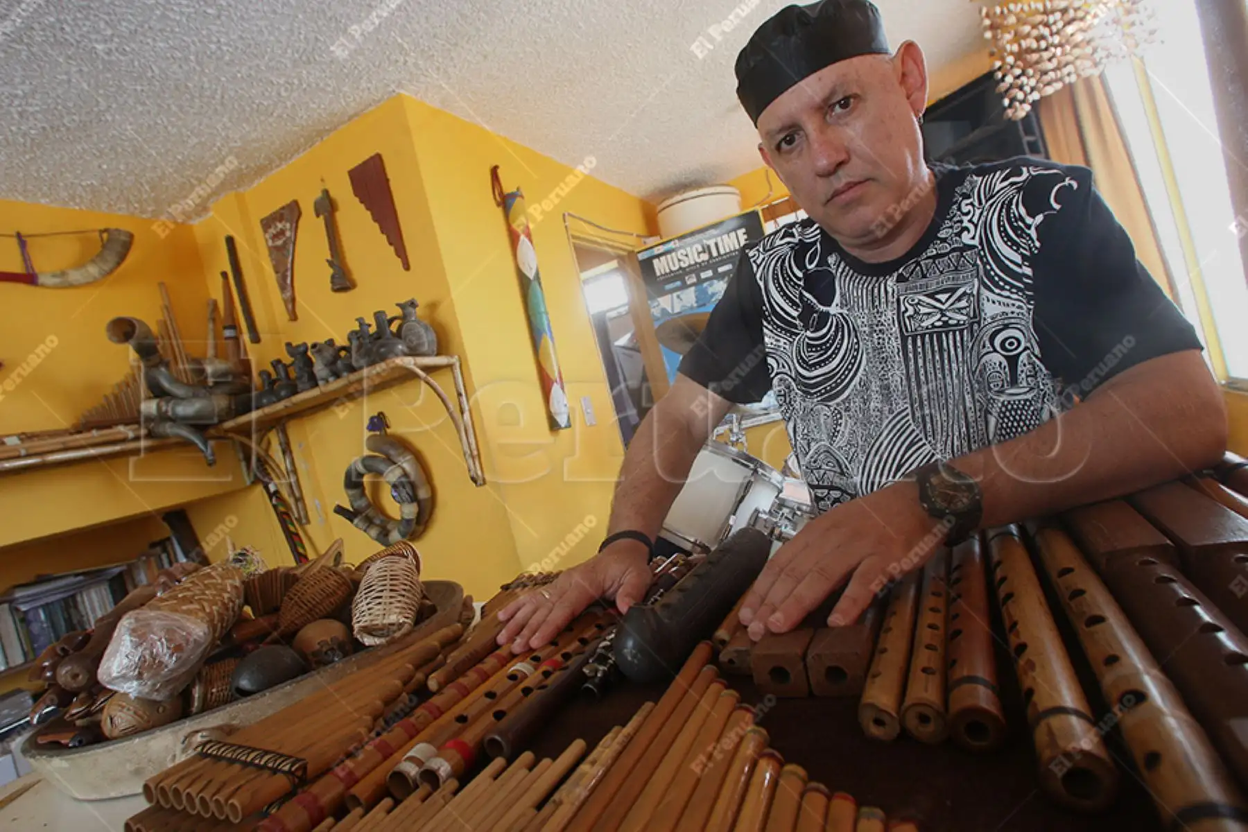 A causa de complicaciones con el mal de Alzheimer, el músico peruano Manuel Miranda ha fallecido a la edad de 62 años
Se le conocía en el ámbito musical como el “señor de los vientos”, por su gran dominio de todo instrumento de viento: flauta, saxofón, quena, huacos silbadores, quenillas hechas de hueso, etcétera.
Foto: Archivo / El Peruano