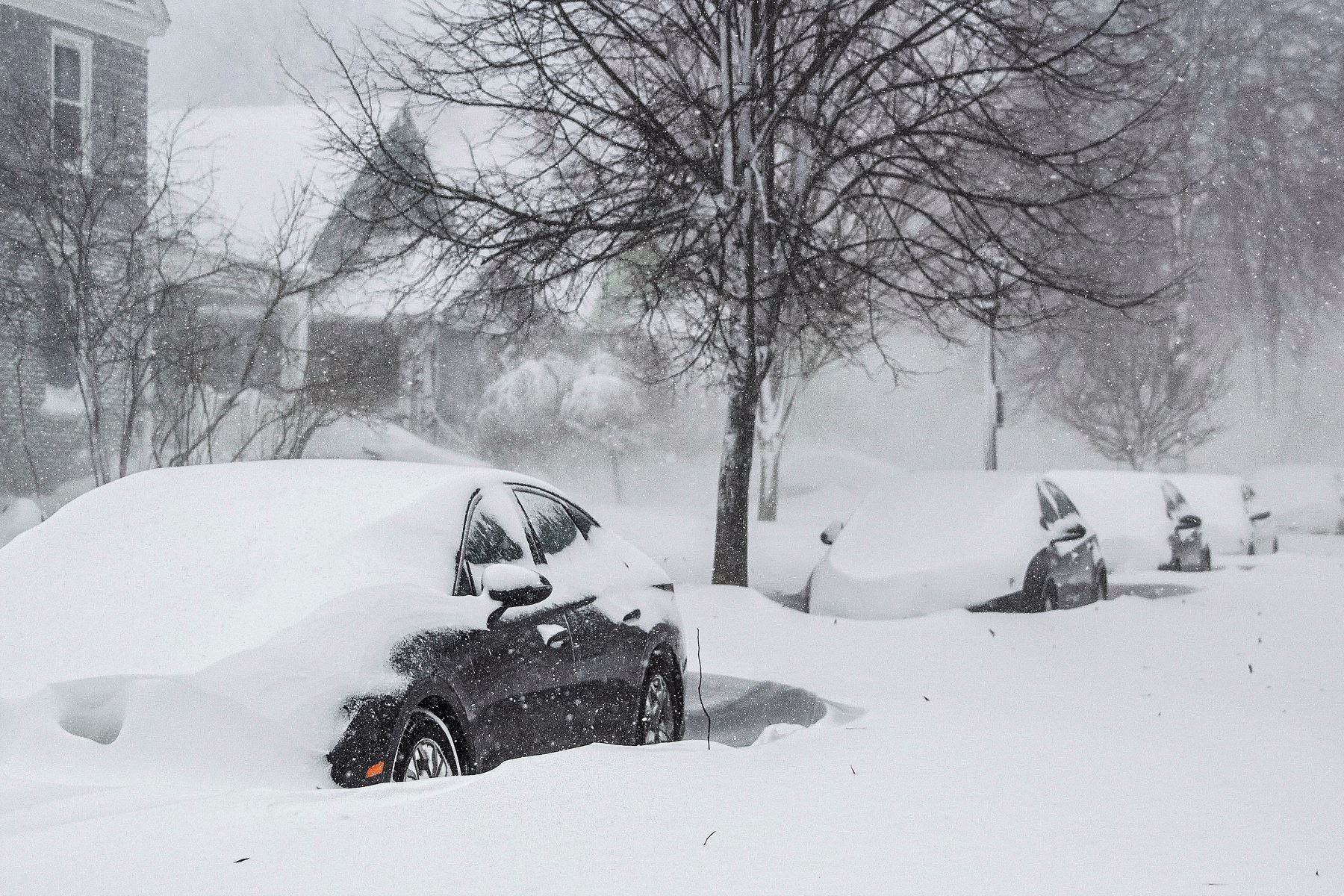 Carros en una larga hilera permanecen cubiertos por la nieve en Búfalo, Estados Unidos, durante la tormenta gélida Elliot. Foto: EFE.