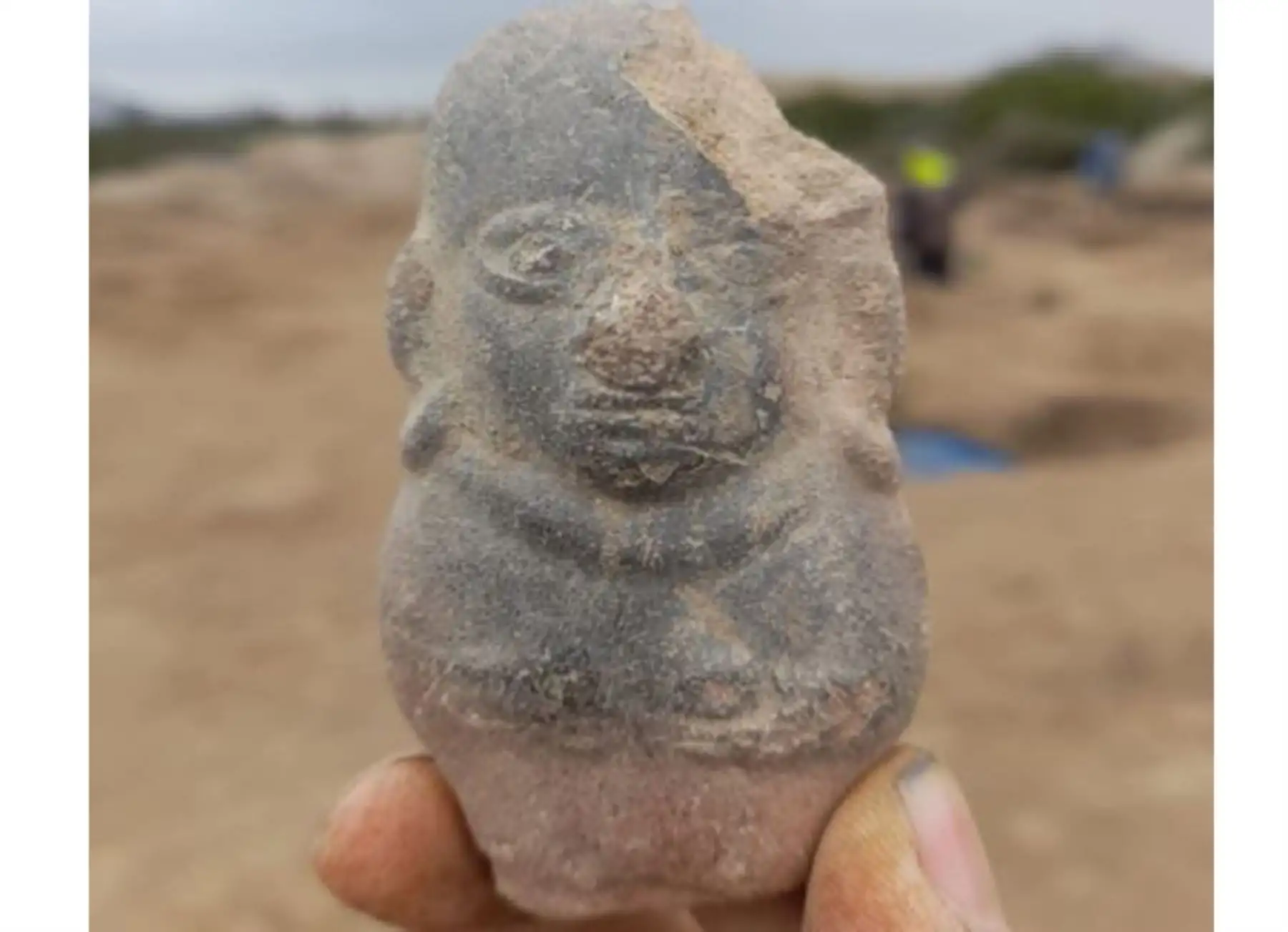 Los arqueólogos sanmarquinos excavaron espacios más amplios, de 16 por 16 metros, y descubrieron evidencias de viviendas construidas con adobes y también cientos de restos de cerámica, piezas y herramientas de orfebrería, rastros de fundición de metales como el cobre, semillas de cultivos y otros vestigios que revelan la existencia de un bien planificado centro urbano de artesanos moches.

Foto: Difusión