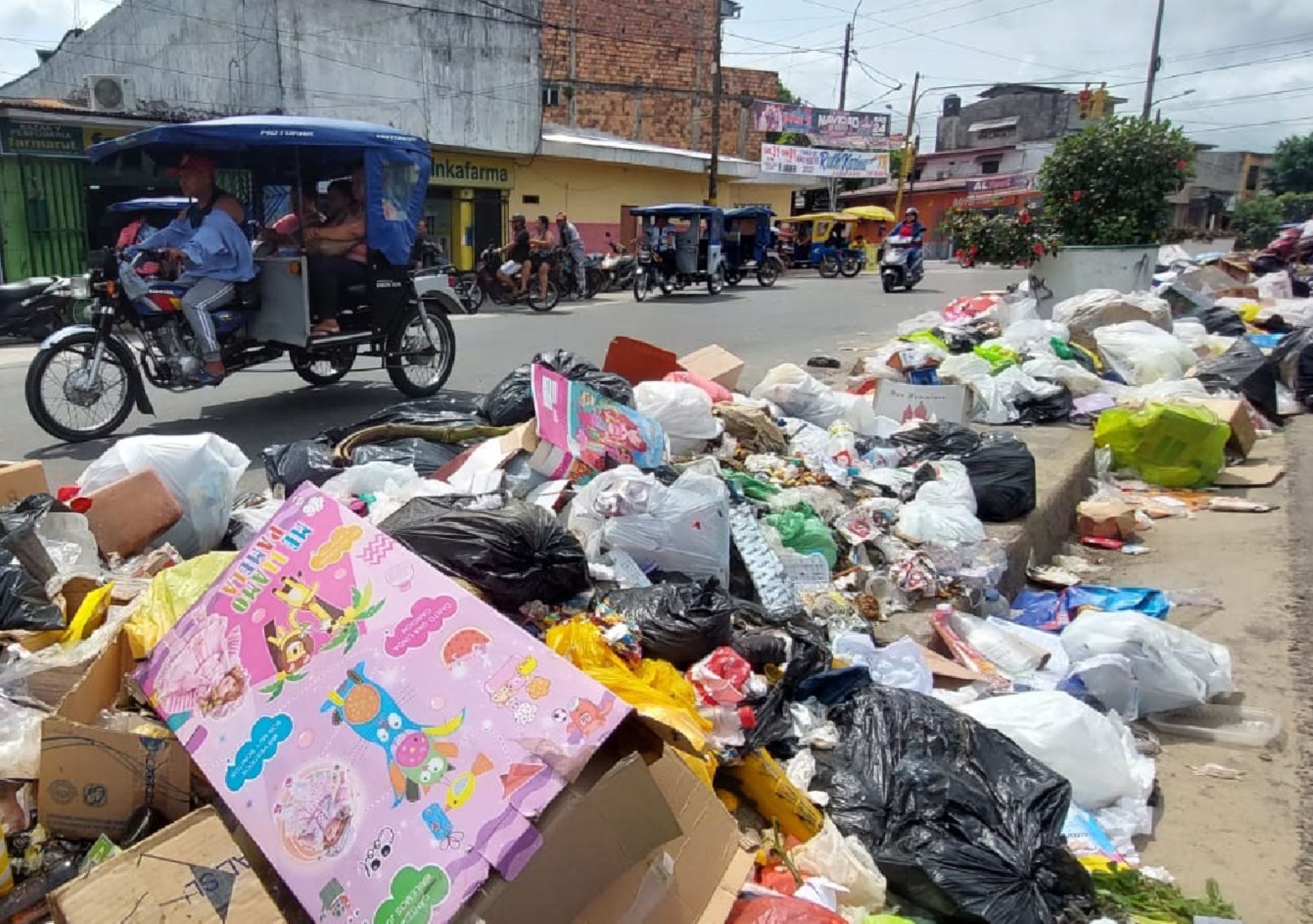 La contaminación ambiental se incrementa en Iquitos por toneladas de residuos sólidos acumuladas en sus calles. Foto: Elvis Noronha