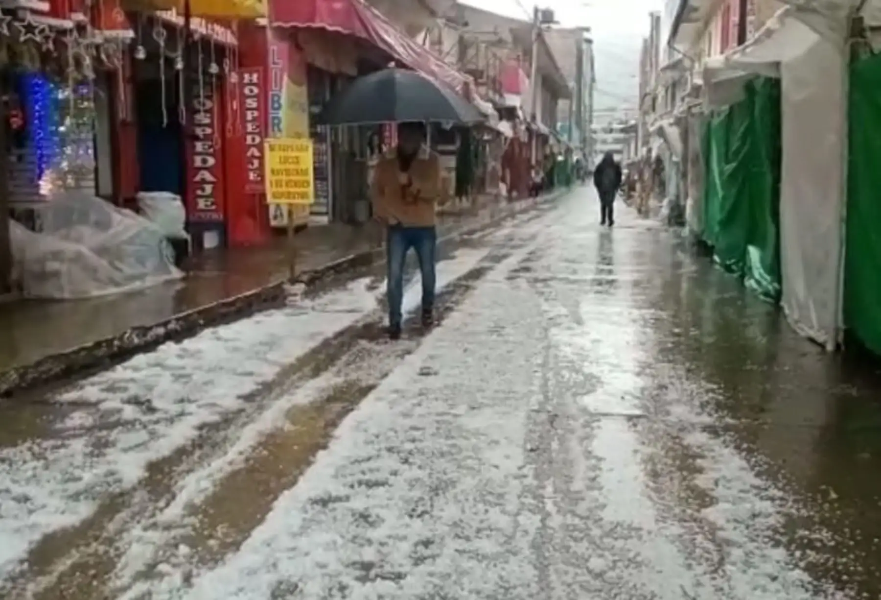 Una fuerte granizada se precipitó sobre la ciudad de Huancayo, causando aniegos en diversas calles. Foto: Pedro Tinoco