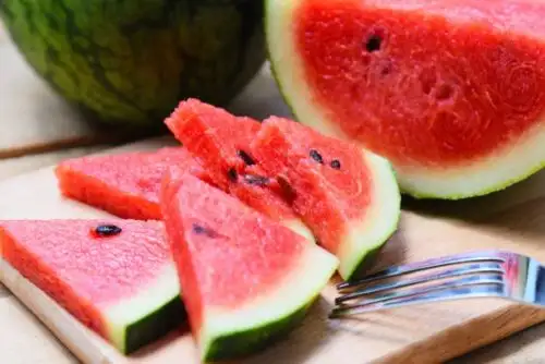 La sandía es una rica fuente de vitaminas A, C y E, fundamentales para fortalecer nuestro sistema inmune frente a las enfermedades, además de ser una excelente fuente de hidratación y es considerada también un alimento afrodisíaco o un “viagra natural”.