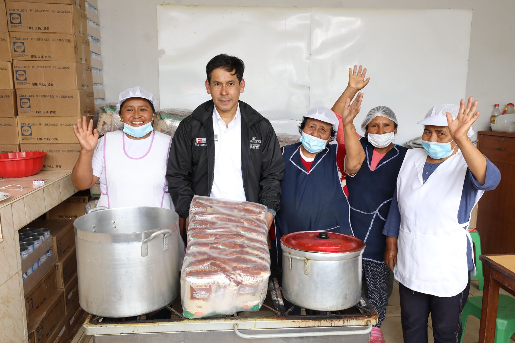 Midis garantiza presupuesto para abastecer a las ollas comunes de todo el país, afirmó ministro Julio Demartini durante visita a comedor ubicado en el distrito de Miraflores, en Arequipa.