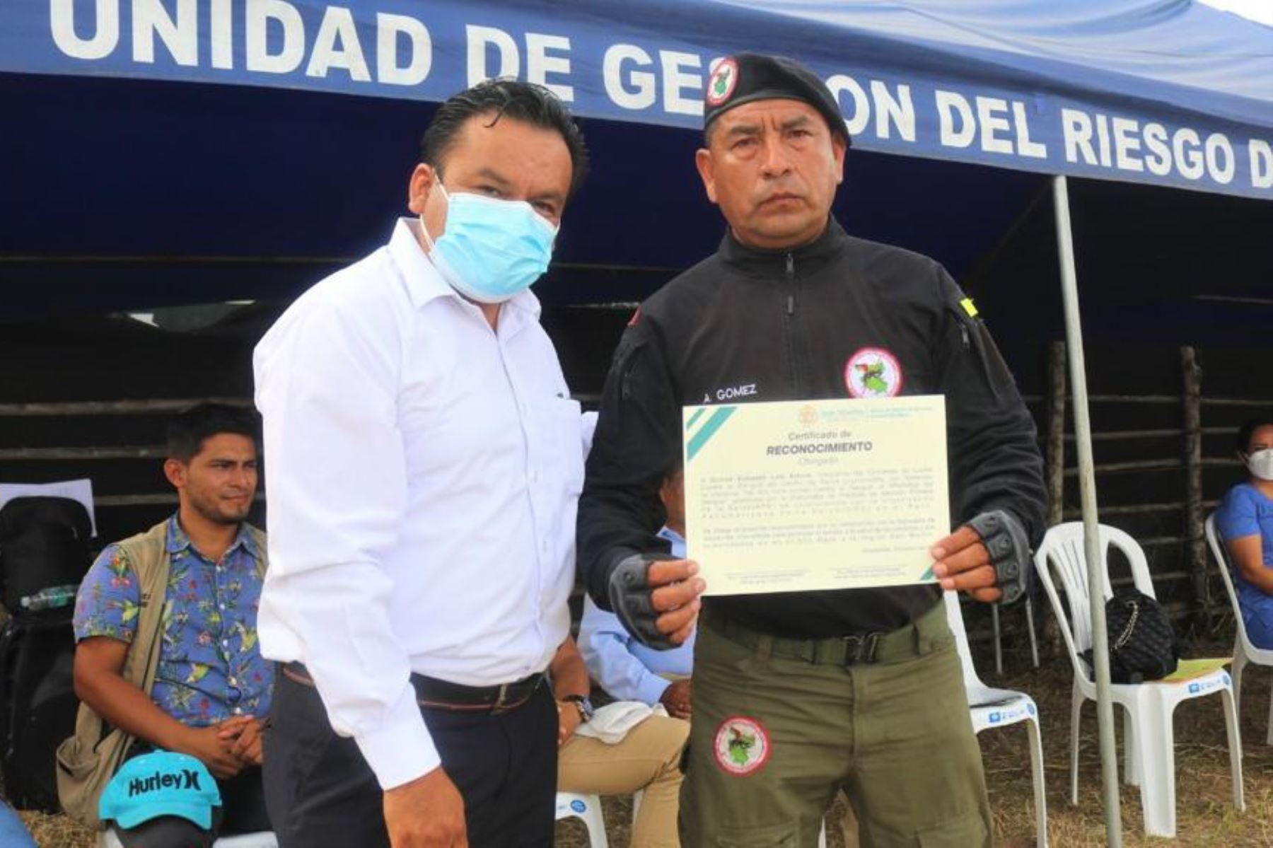 En acto protocolar, las autoridades de la Diresa San Martín entregaron certificados de reconocimiento a los miembros del Comando de Lucha contra el Dengue. Foto: Minsa