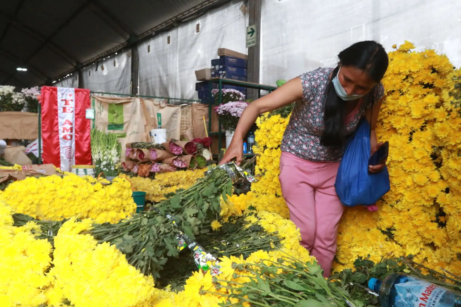 Comercializacion de flores para la fiesta de fin de año.Foto: ANDINA/Héctor Vinces
