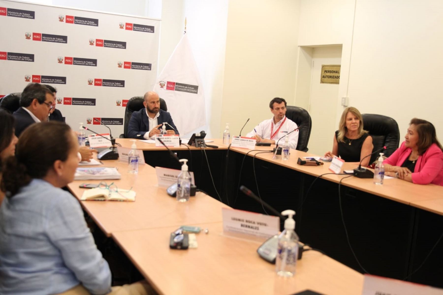 Ministro de Trabajo y Promoción del Empleo, Eduardo García, sostuvo reunión con gremios empresariales del país. Foto: Cortesía.