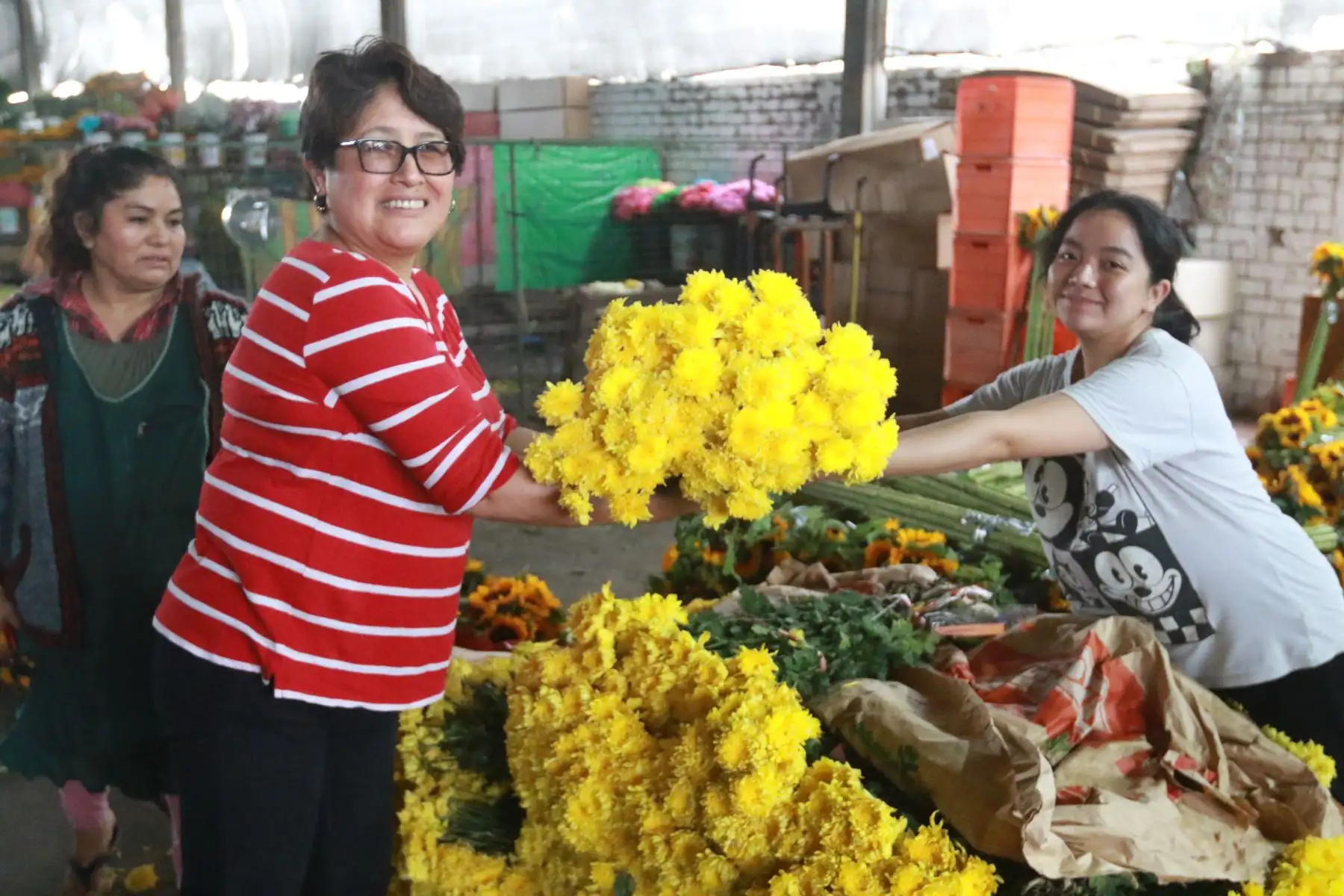 Comercializacion de flores para la fiesta de fin de año.Foto: ANDINA/Héctor Vinces