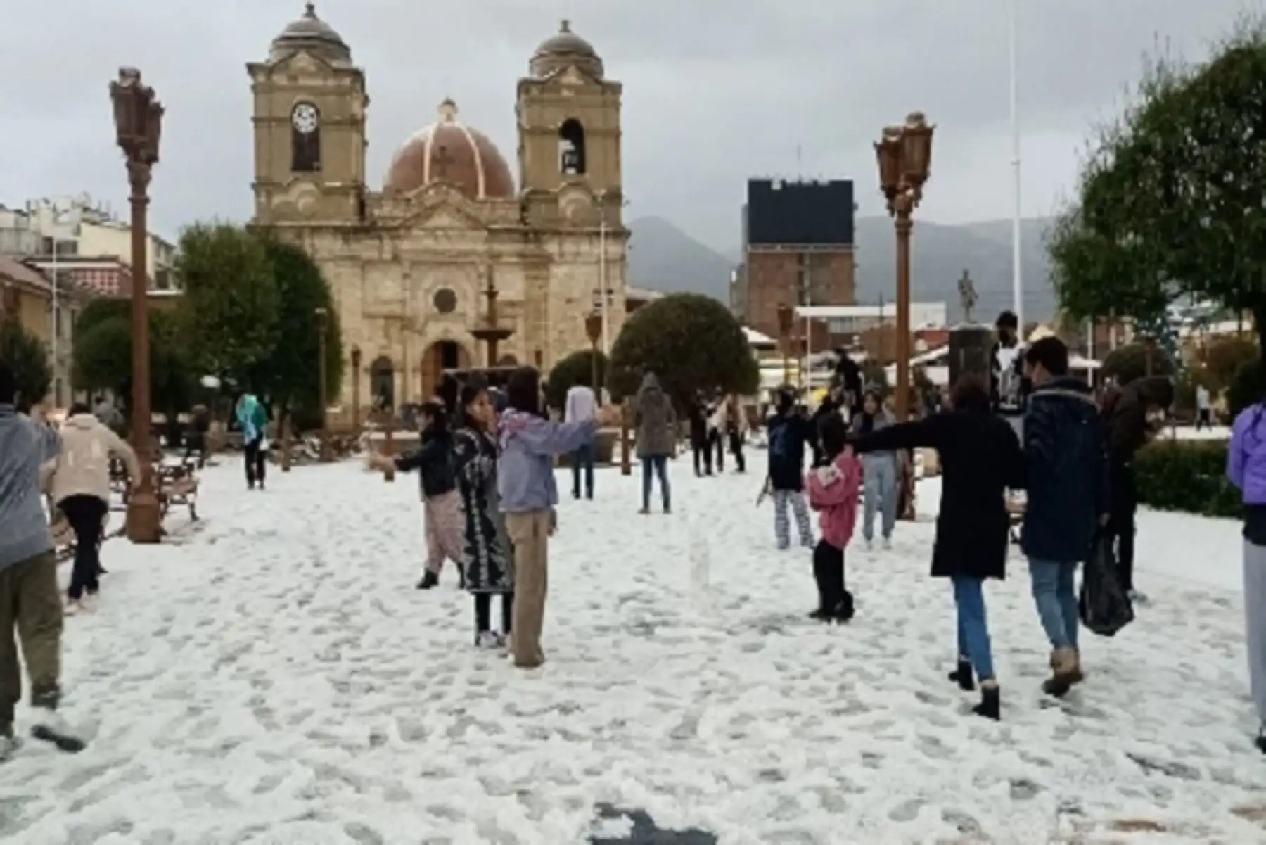 Algunos niños y jóvenes se dieron tiempo para jugar en las plazas donde se acumuló el hielo a una altura considerable y trataron de formar un hombre de nieve y otras figuras.