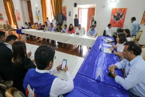Los dirigentes firmantes se comprometen a mantener la paz social y a hacer la consulta previa a sus bases para sumarse al compromiso pactado con el Ejecutivo.
