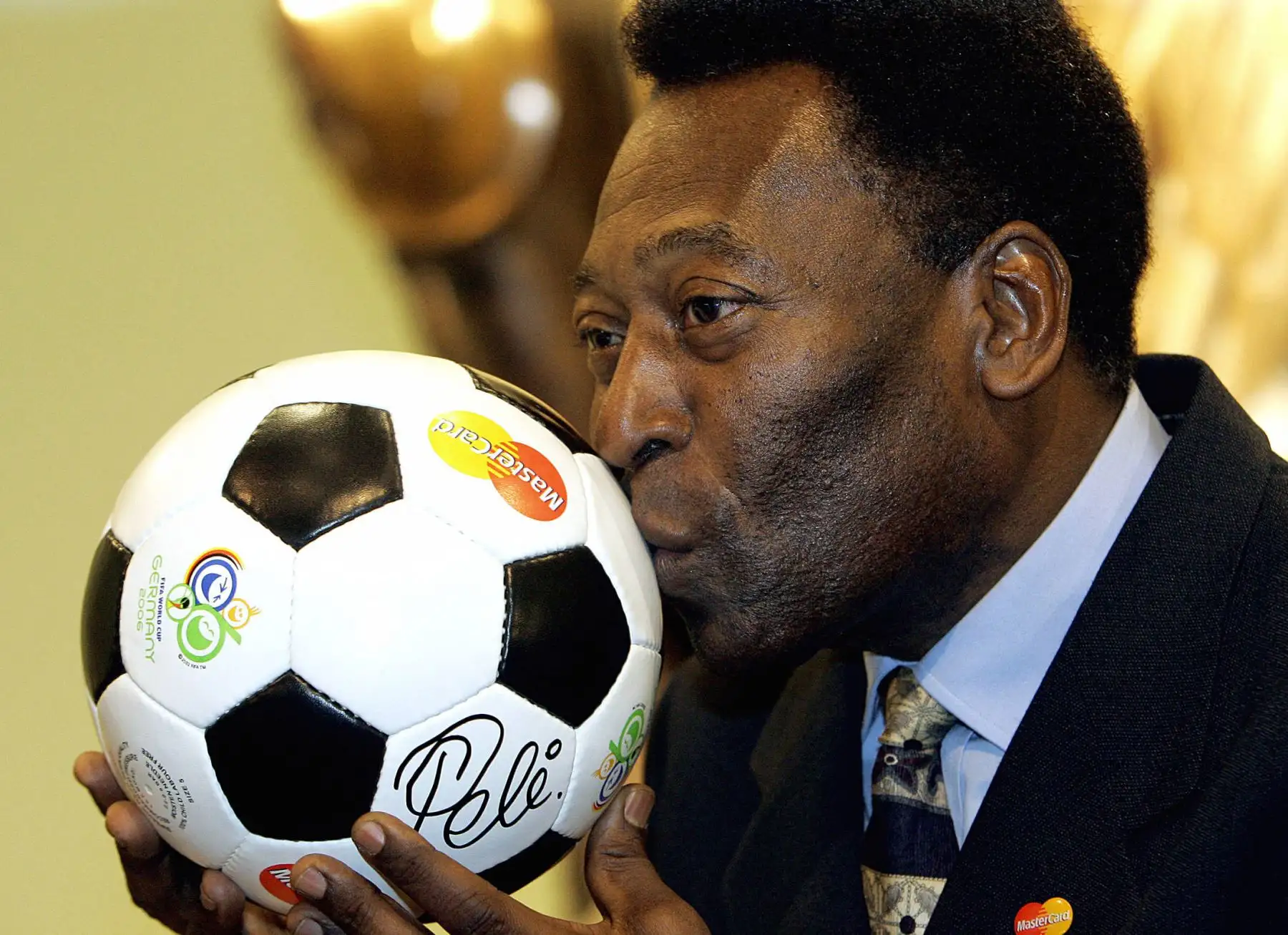 En esta foto de archivo tomada el 8 de diciembre de 2005, la leyenda del fútbol brasileño Pelé besa un balón durante una presentación en Leipzig en la víspera del sorteo final de la Copa Mundial de Fútbol de la FIFA 2006.

Foto: AFP