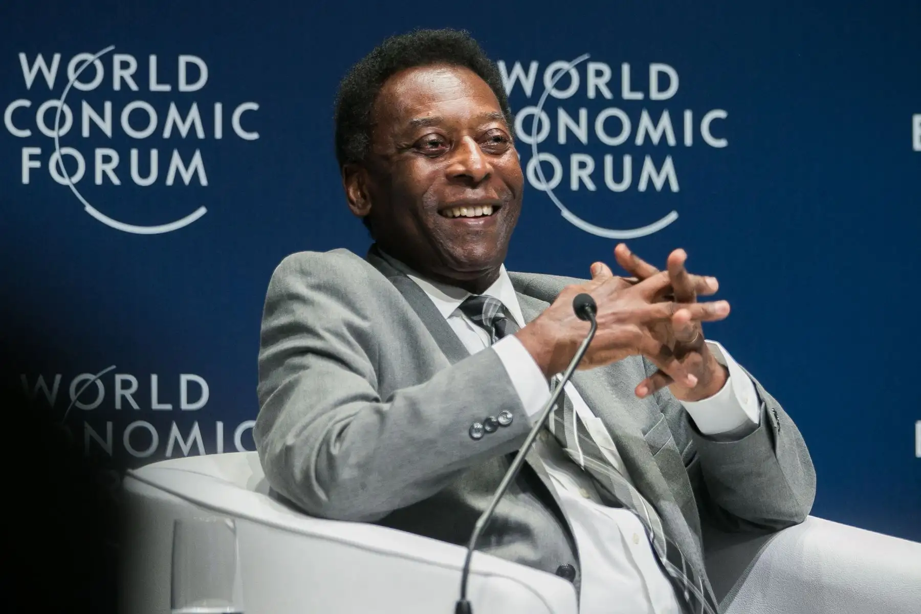 Imagen del folleto publicada por WEF que muestra a la leyenda del fútbol brasileño Pelé sonriendo durante la sesión plenaria de apertura del Foro Económico Mundial sobre América Latina 2018 en Sao Paulo, Brasil, el 14 de marzo de 2018.

Foto: AFP