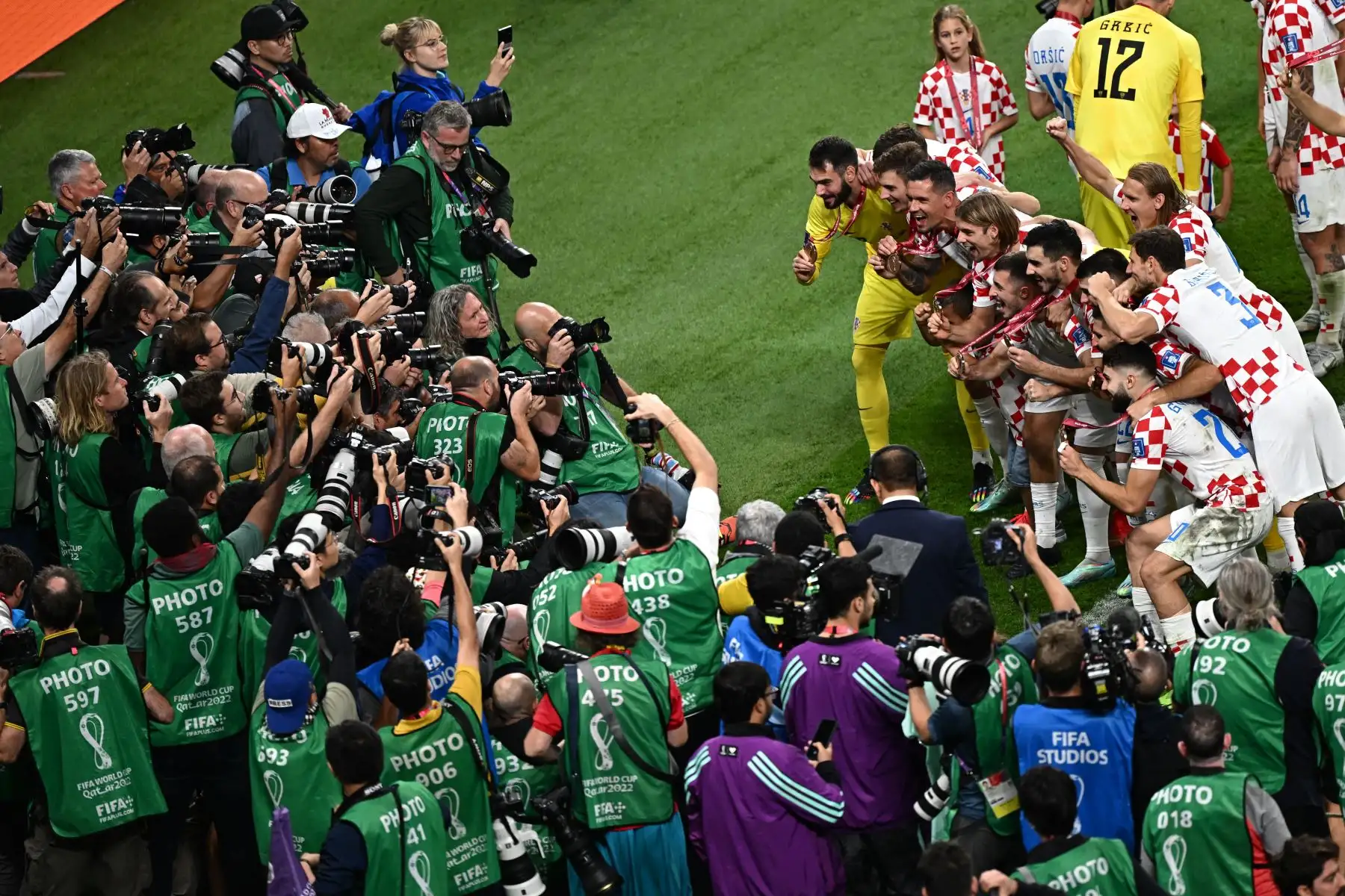 Los jugadores de Croacia posan con medallas para los fotógrafos después de ganar el partido de desempate por el tercer puesto de la Copa Mundial de Fútbol de Qatar 2022 entre Croacia y Marruecos en el Estadio Internacional Khalifa en Doha el 17 de diciembre de 2022.

Foto: AFP