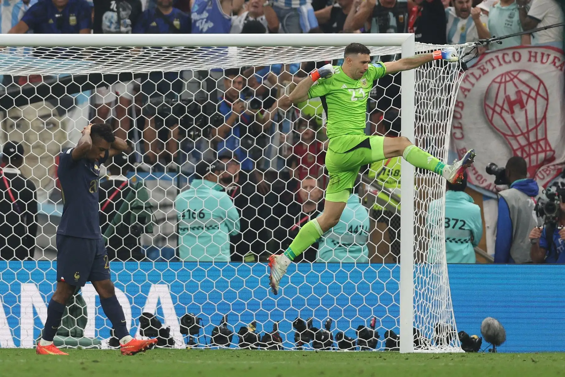 El arquero argentino #23 Emiliano Martínez (derecha) celebra una atajada de un tiro al arco del delantero francés #20 Kingsley Coman (izquierda) durante el partido de fútbol de la final de la Copa Mundial Qatar 2022 entre Argentina y Francia en el Estadio Lusail en Lusail, al norte de Doha el 18 de diciembre de 2022.


Foto: AFP