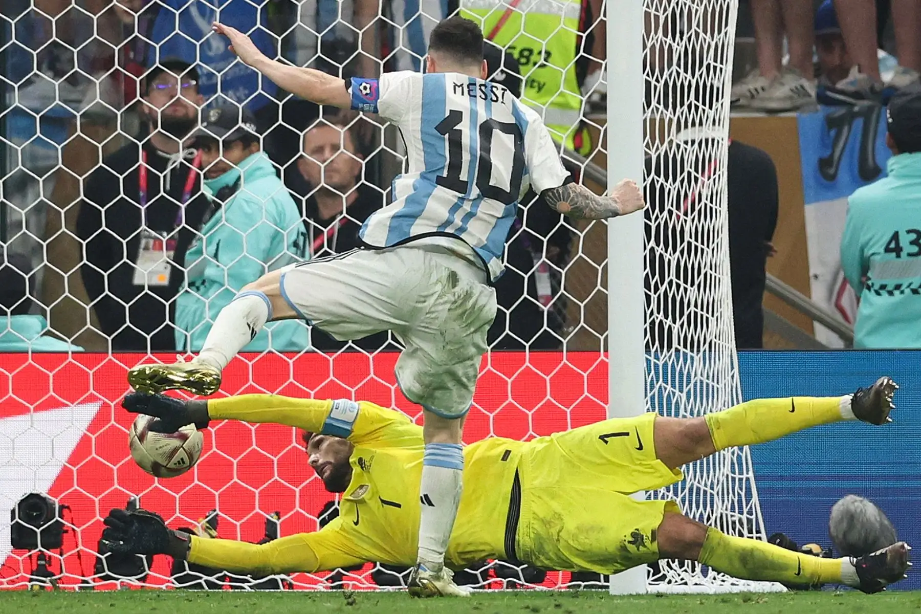 El delantero argentino #10 Lionel Messi (centro) anota el tercer gol de su equipo superando al portero francés #01 Hugo Lloris (izquierda) durante el partido de fútbol de la final de la Copa Mundial Qatar 2022 entre Argentina y Francia en el Estadio Lusail en Lusail, al norte de Doha el 18 de diciembre de 2020. 2022.

Foto: AFP