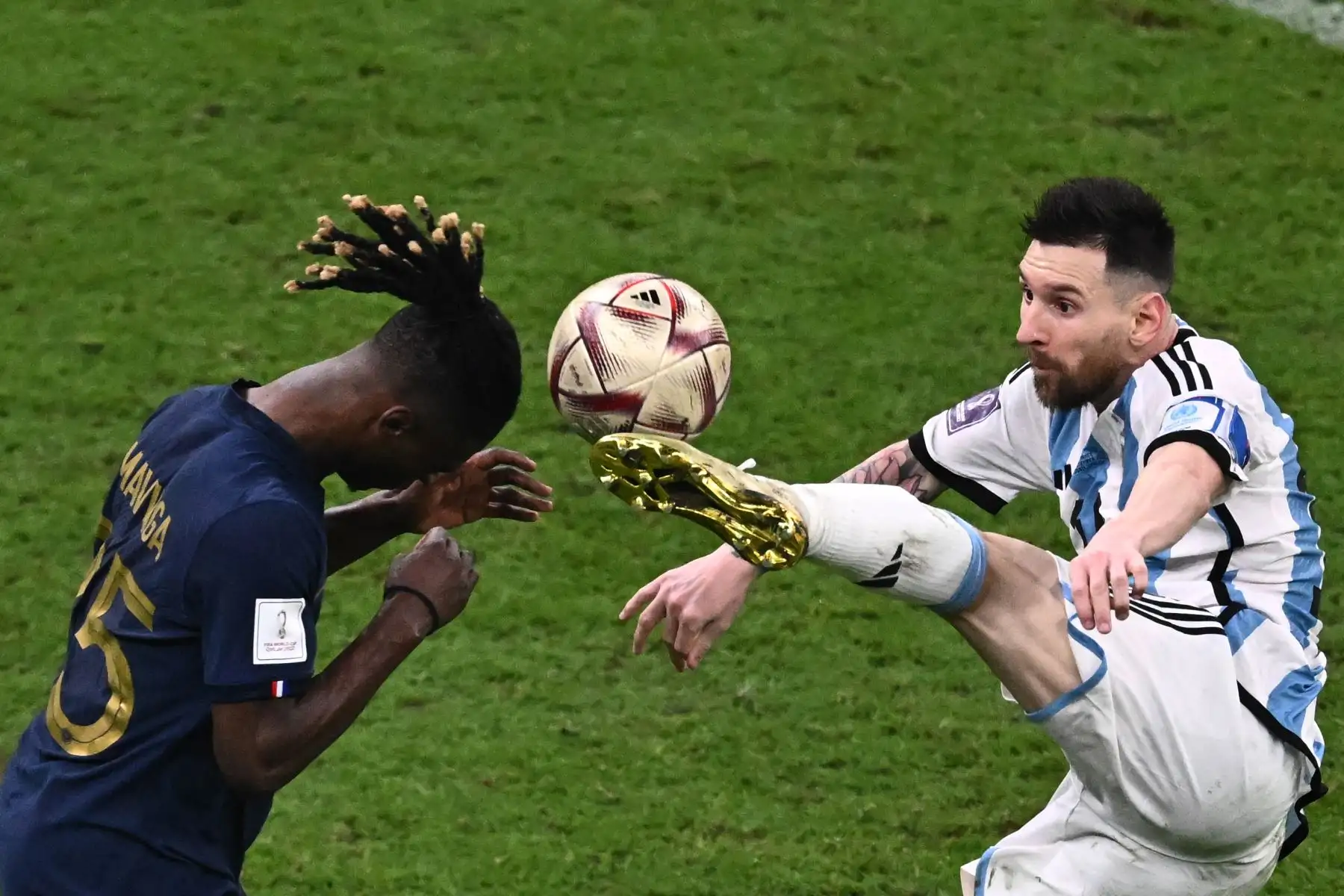 El mediocampista francés #25 Eduardo Camavinga lucha por el balón con el delantero argentino #10 Lionel Messi durante el partido de fútbol final de la Copa Mundial Qatar 2022 entre Argentina y Francia en el Estadio Lusail en Lusail, al norte de Doha el 18 de diciembre de 2022.


Foto: AFP