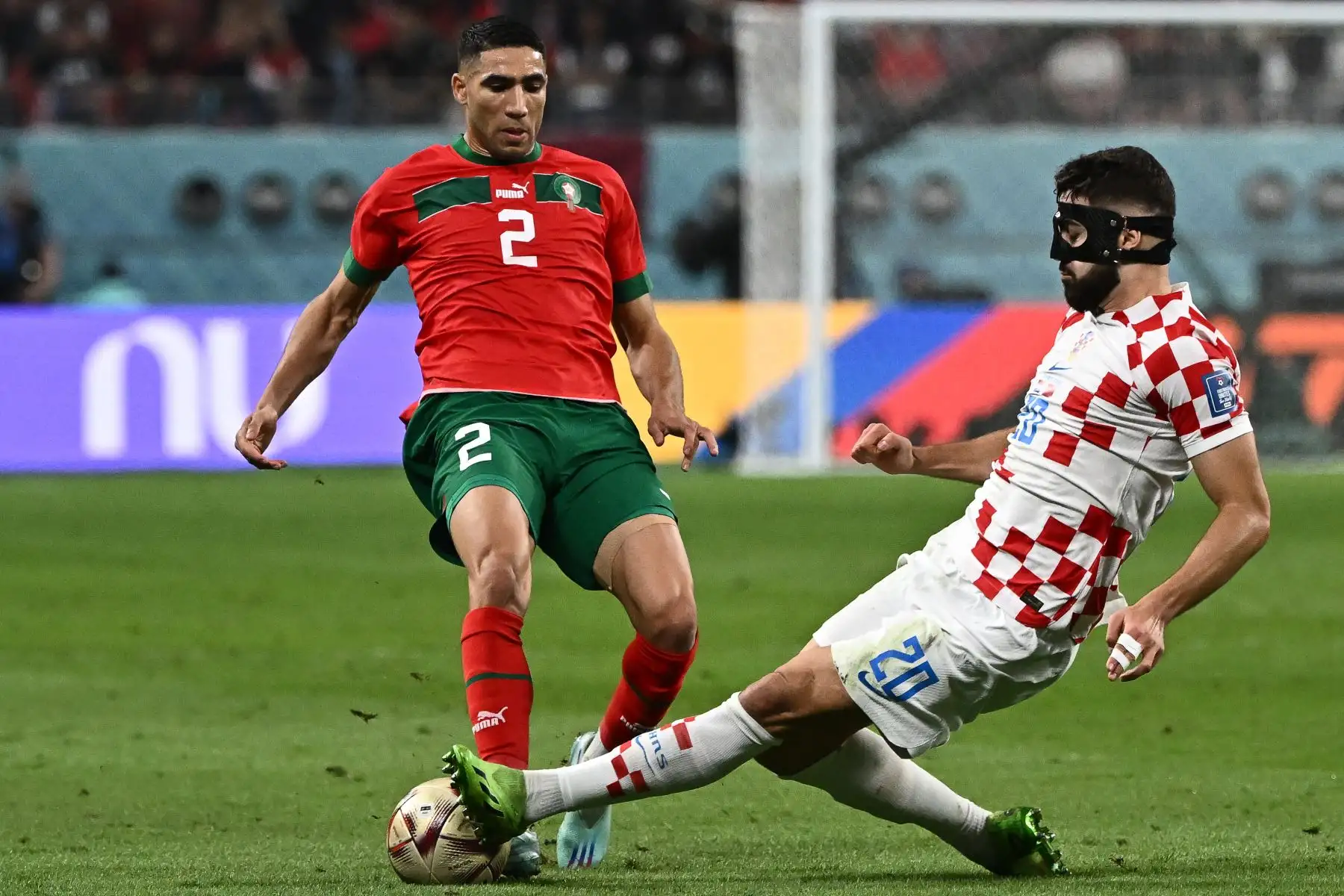 El defensor de Marruecos #02 Achraf Hakimi (L) lucha por el balón con el defensor de Croacia #20 Josko Gvardiol durante el partido de fútbol por el tercer lugar de la Copa Mundial de Qatar 2022 entre Croacia y Marruecos en el Estadio Internacional Khalifa en Doha el 17 de diciembre de 2022.

Foto: AFP