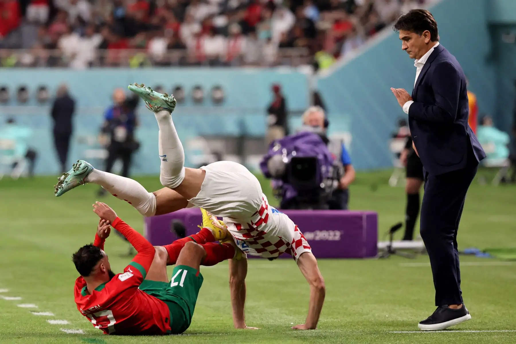 El entrenador de Croacia, Zlatko Dalic (der.), observa desde la banca cómo el delantero croata #14 Marko Livaja (centro) cae sobre la mediocampista marroquí #17 Sofiane Boufal durante el partido de fútbol por el tercer puesto de la Copa Mundial Qatar 2022 entre Croacia y Marruecos en el Estadio Internacional Khalifa en Doha el 17 de diciembre de 2022.


Foto: AFP
