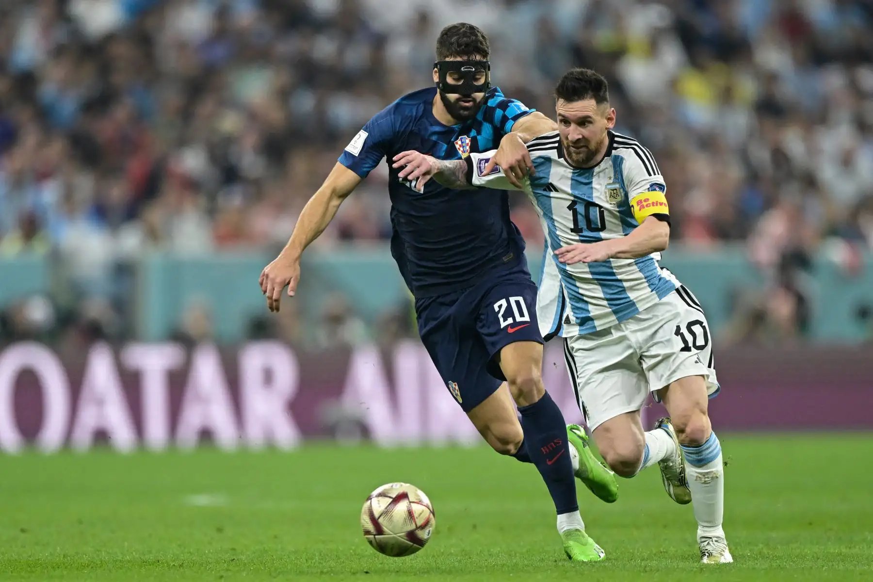 El defensa croata #20 Josko Gvardiol y el delantero argentino #10 Lionel Messi luchan por el balón durante el partido de semifinales de fútbol de la Copa Mundial Qatar 2022 entre Argentina y Croacia en el estadio Lusail en Lusail, al norte de Doha, el 13 de diciembre de 2022.

Foto: AFP